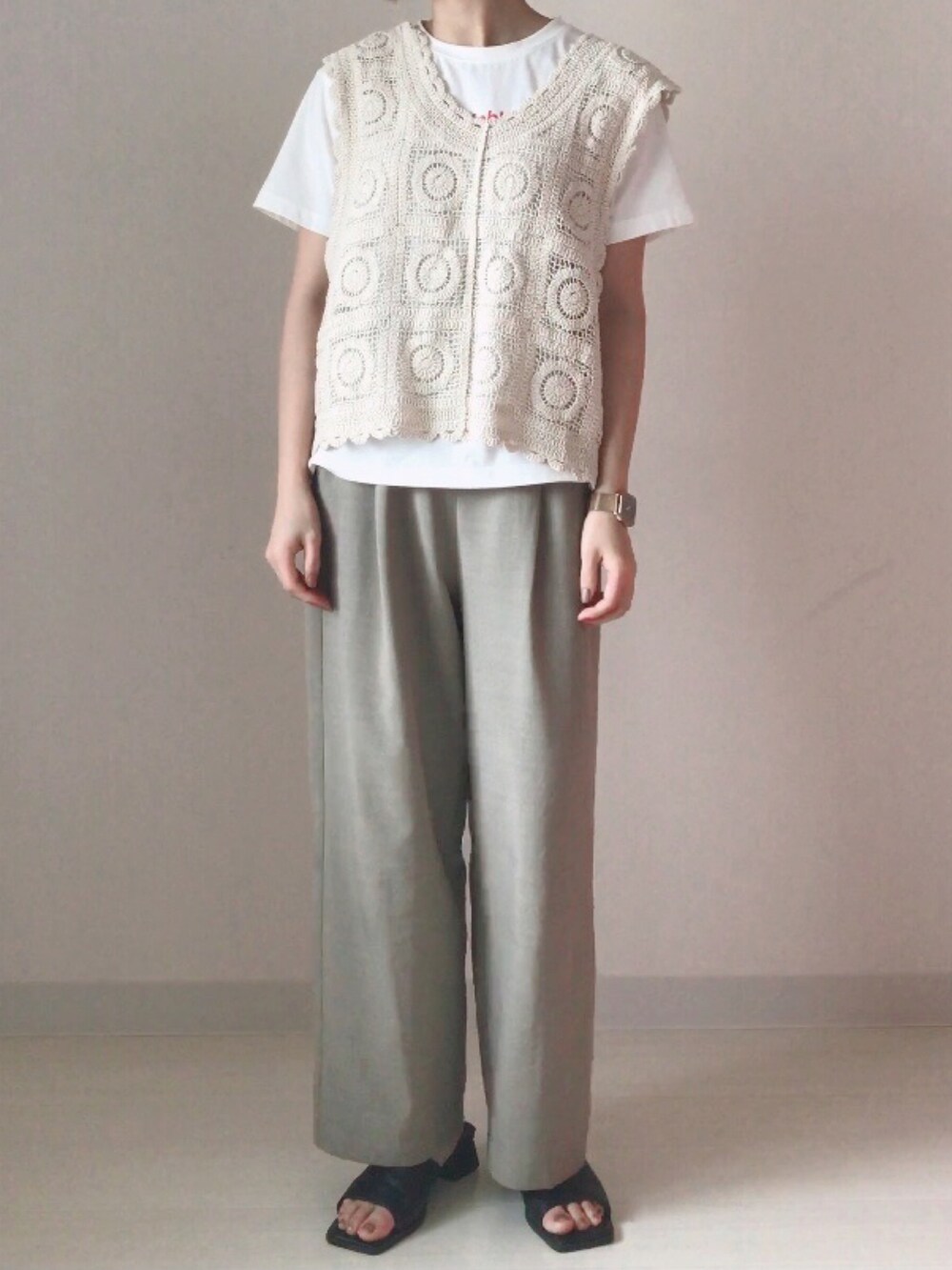 ホワイト系のTシャツ/カットソー、ベージュ系のベスト、グリーン系のその他パンツを着用したレディースの春コーディネートの2枚目の写真