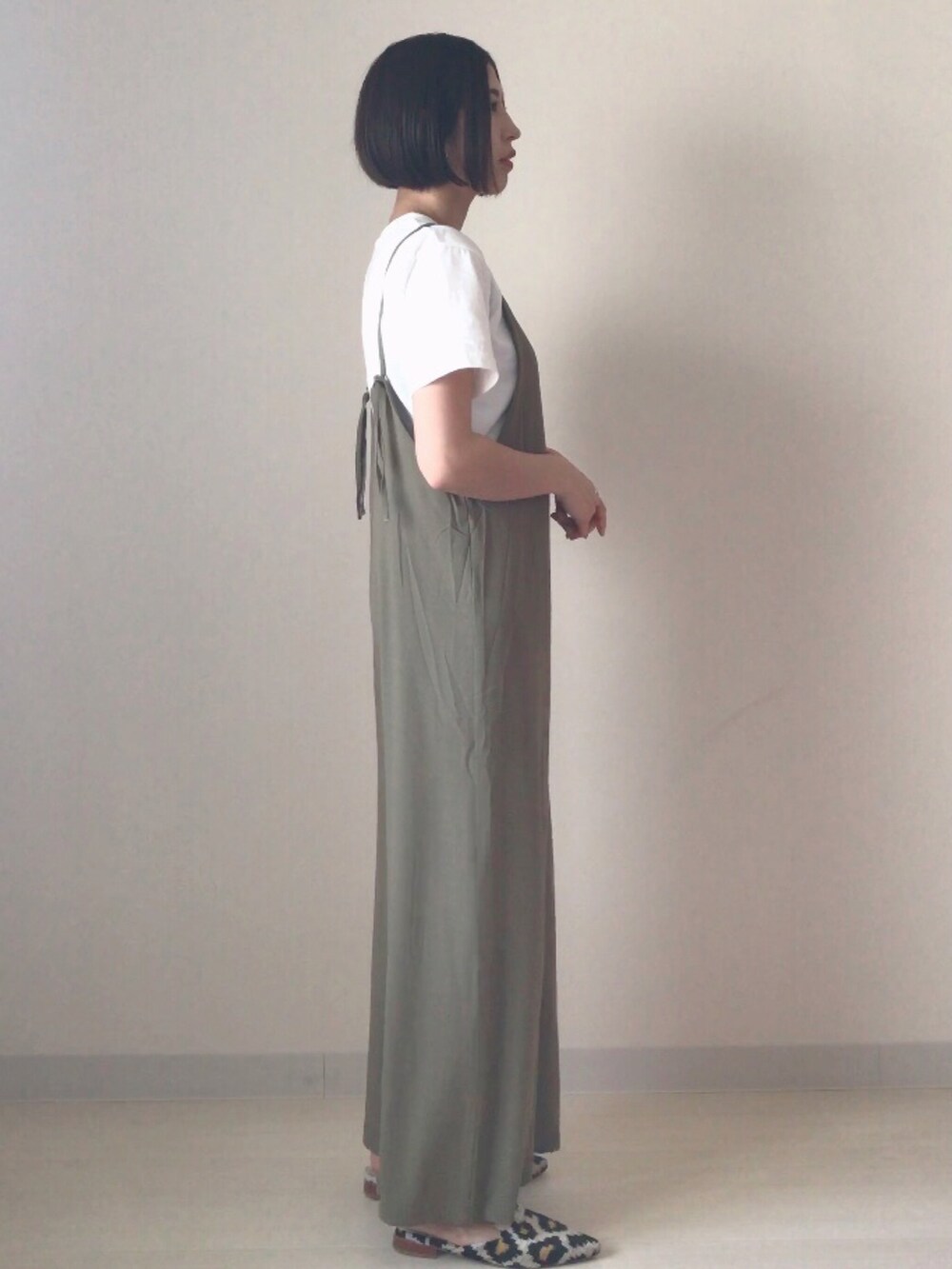 ホワイト系のTシャツ/カットソー、その他のサンダル、グリーン系のサロペット/オーバーオールを着用したレディースの春コーディネートの3枚目の写真