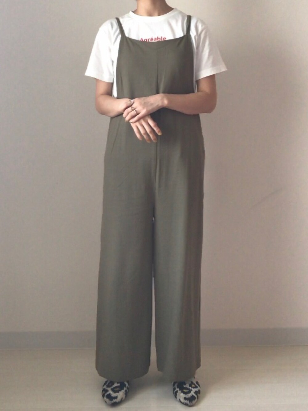 ホワイト系のTシャツ/カットソー、その他のサンダル、グリーン系のサロペット/オーバーオールを着用したレディースの春コーディネートの5枚目の写真