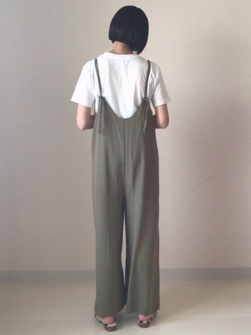 ホワイト系のTシャツ/カットソー、その他のサンダル、グリーン系のサロペット/オーバーオールを着用したレディースの春コーディネートの2枚目の写真