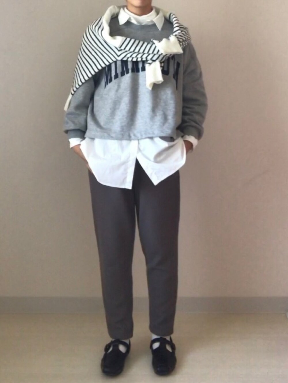 ホワイト系のカーディガン/ボレロ、グレー系のスウェット、ホワイト系のTシャツ/カットソーを着用したレディースの冬コーディネートの2枚目の写真