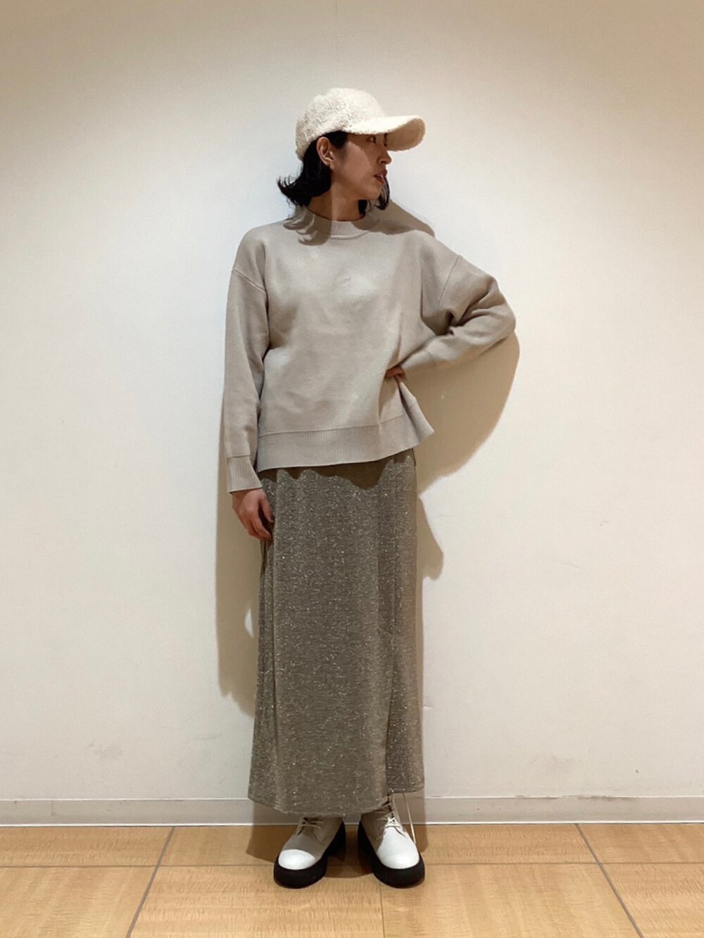 グレー系のノーカラージャケット、ホワイト系のブーツ、ベージュ系のスカートを着用したレディースの秋コーディネートの3枚目の写真