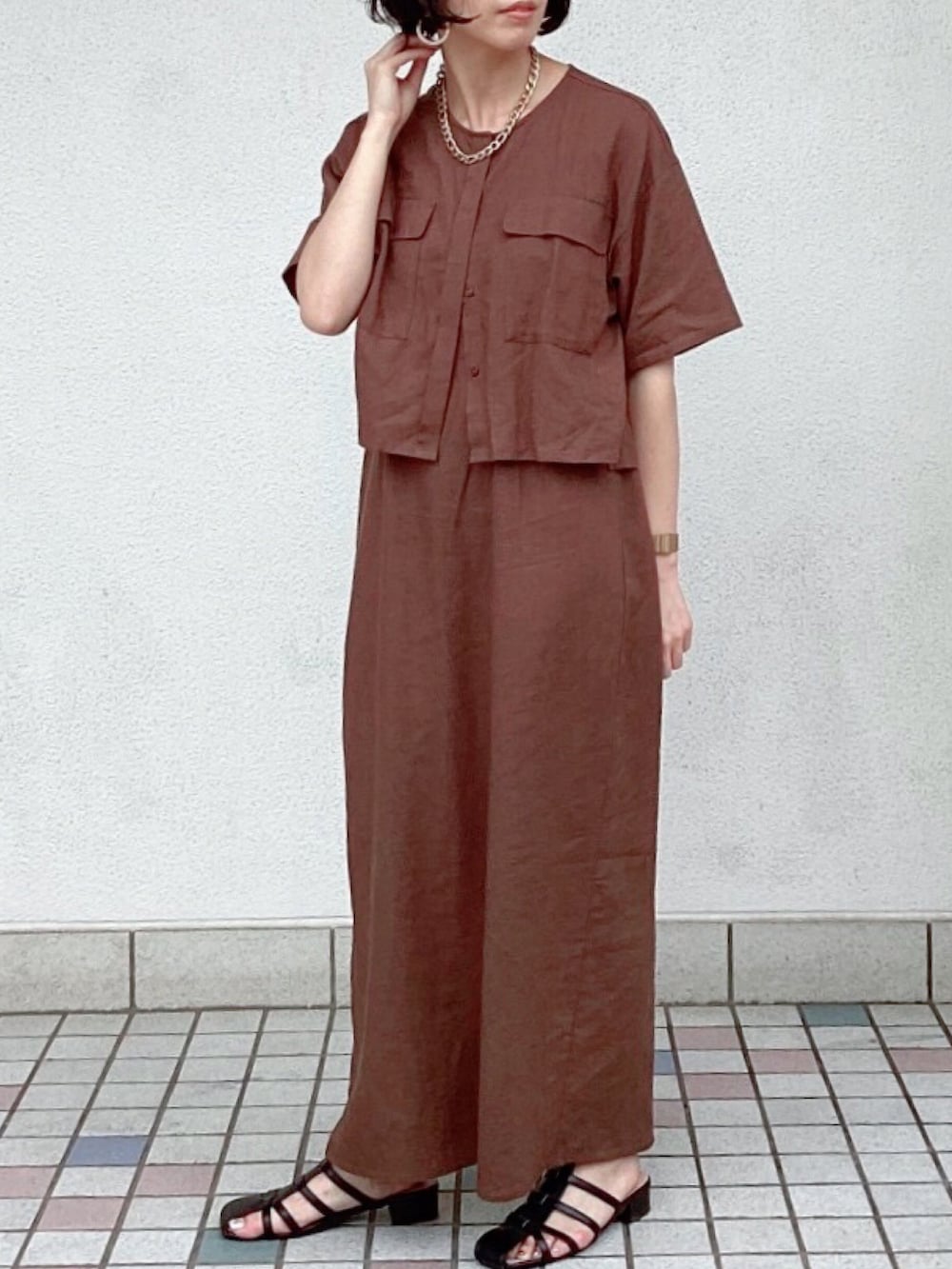 ブラウン系のワンピース、ブラウン系のノーカラージャケット、ブラック系のサンダルを着用したレディースの夏コーディネートの3枚目の写真