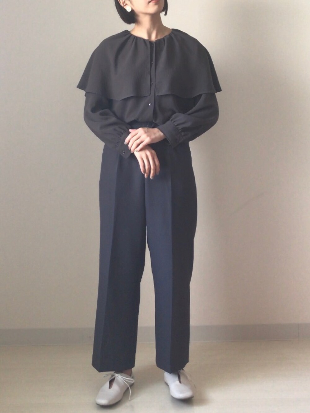 グレー系のシャツ/ブラウス、グレー系のその他パンツ、ホワイト系のその他シューズを着用したレディースの春コーディネートの2枚目の写真