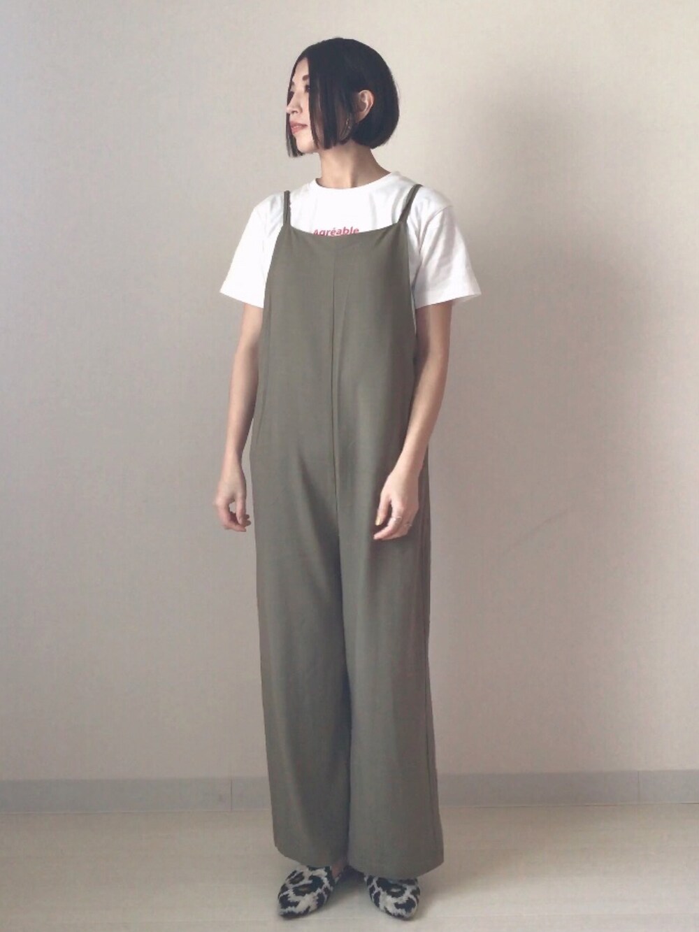 ホワイト系のTシャツ/カットソー、その他のサンダル、グリーン系のサロペット/オーバーオールを着用したレディースの春コーディネートの4枚目の写真