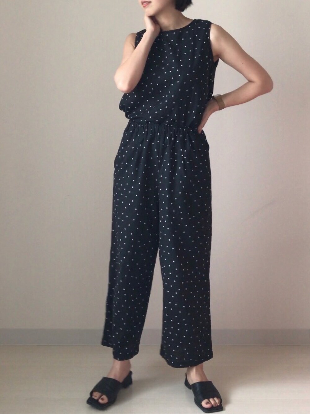 ブラック系のシャツ/ブラウス、ブラック系のその他パンツ、ブラウン系のシャツ/ブラウスを着用したレディースの夏コーディネートの2枚目の写真