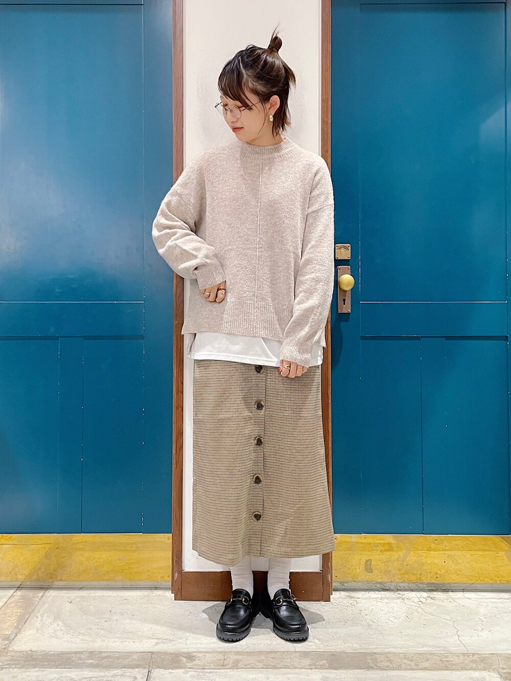 ベージュ系のカーディガン/ボレロ、ホワイト系のシャツ/ブラウス、ブラック系のショルダーバッグを着用したレディースの冬コーディネートの2枚目の写真