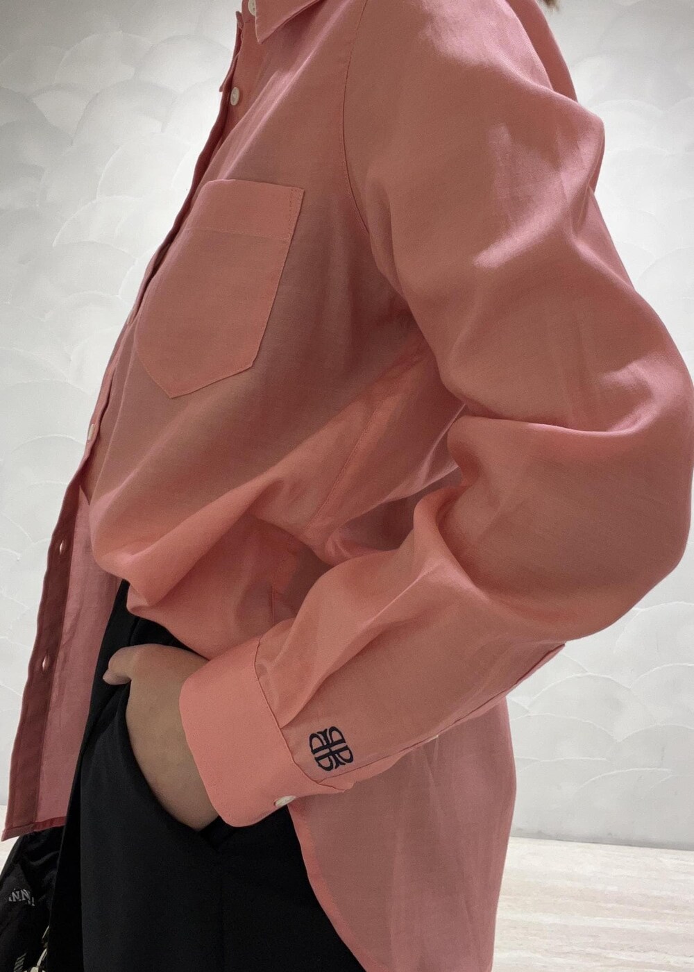 ブラック系のトートバッグ、ブルー系のスラックス、ピンク系のシャツ/ブラウスを着用したレディースの春コーディネートの4枚目の写真