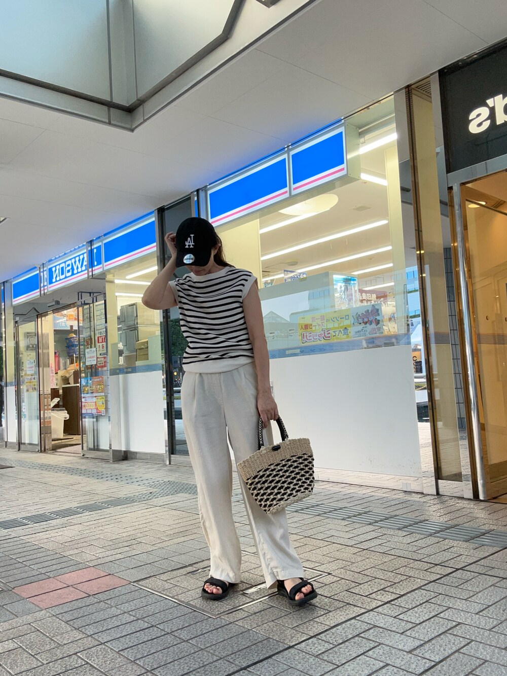 その他のかごバッグ、その他のニット/セーター、ホワイト系のスラックスを着用したレディースの夏コーディネートの2枚目の写真