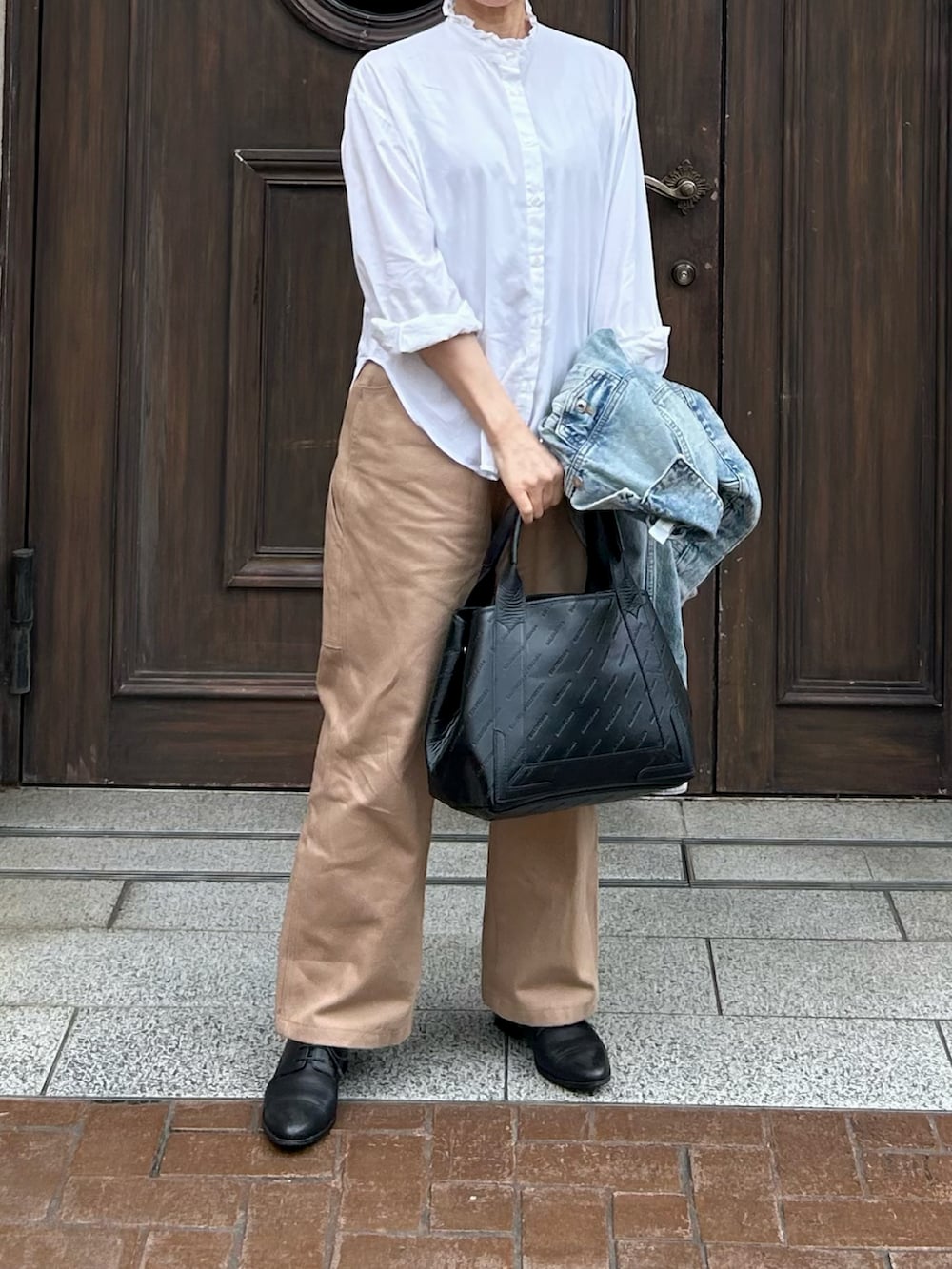 ホワイト系のシャツ/ブラウス、ブルー系のデニムジャケット、ブラウン系のデニムパンツを着用したレディースの夏コーディネートの2枚目の写真