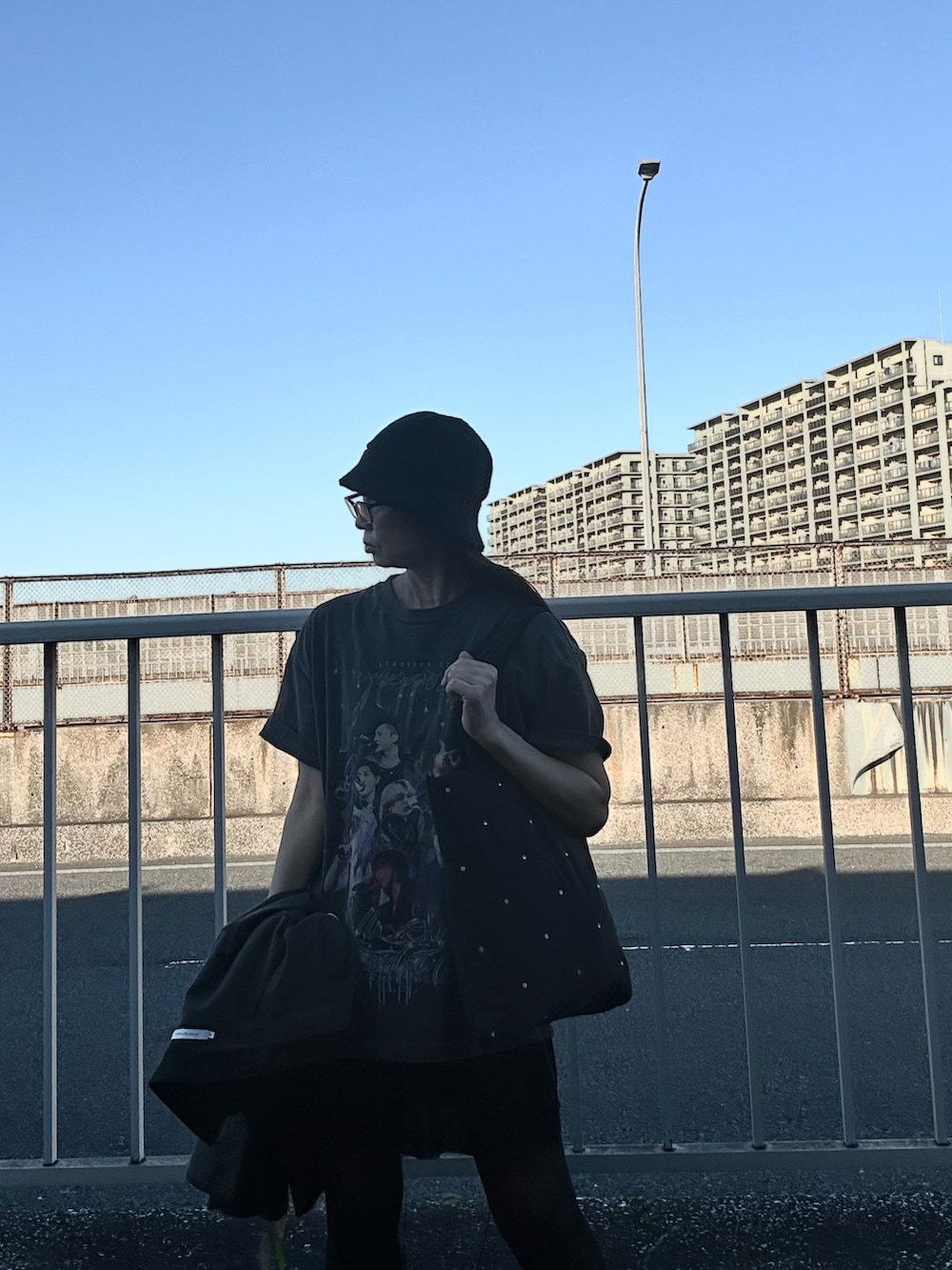 ブラック系のトートバッグ、ブラック系のスニーカー、グリーン系のシャツ/ブラウスを着用したレディースの秋コーディネートの2枚目の写真