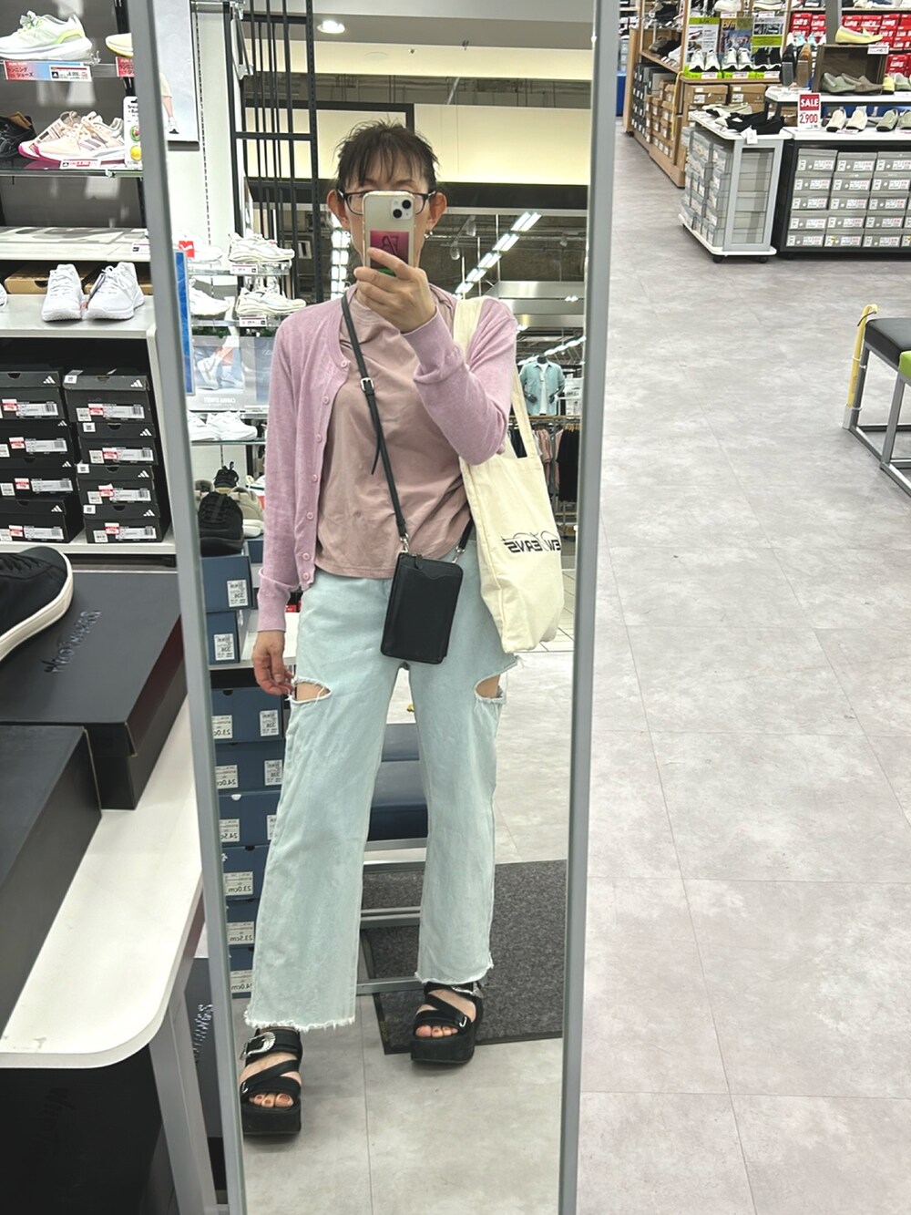 ピンク系のカーディガン/ボレロ、ブルー系のTシャツ/カットソー、ブラック系のサンダルを着用したレディースの夏コーディネートの2枚目の写真