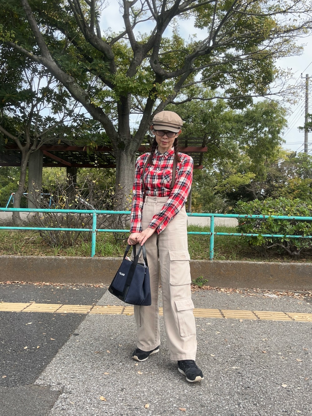 レッド系のシャツ/ブラウス、ベージュ系のカーゴパンツ、ベージュ系のハンチング/ベレー帽を着用したレディースの秋コーディネートの2枚目の写真