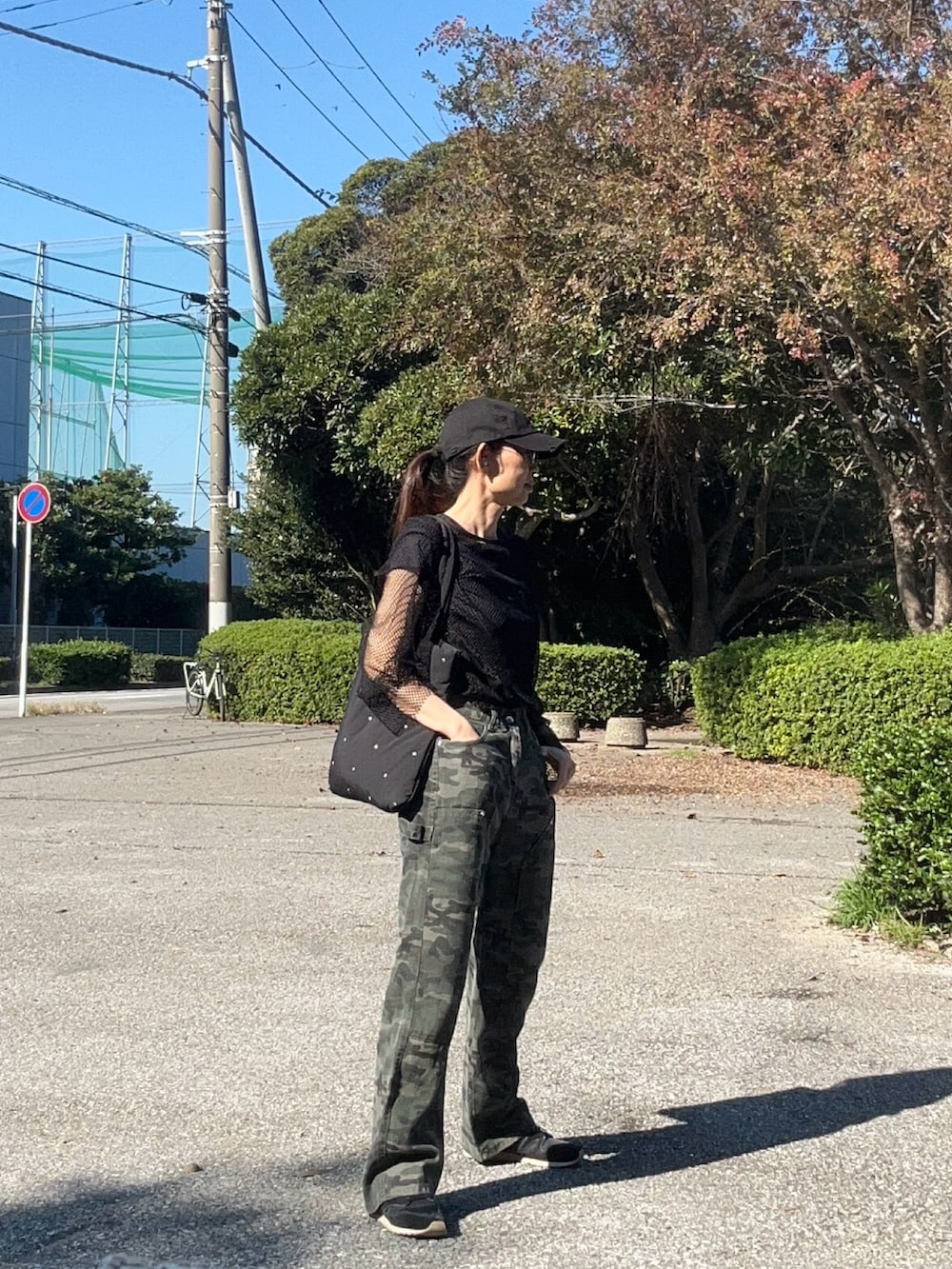 ブラック系のその他トップス、イエロー系のパーカー、グリーン系のカーゴパンツを着用したレディースの秋コーディネートの2枚目の写真