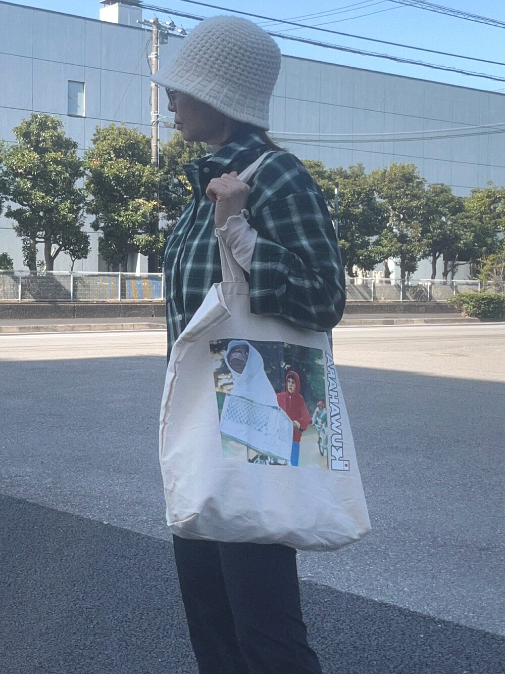 グリーン系のシャツ/ブラウスを着用したレディースの春コーディネートの2枚目の写真