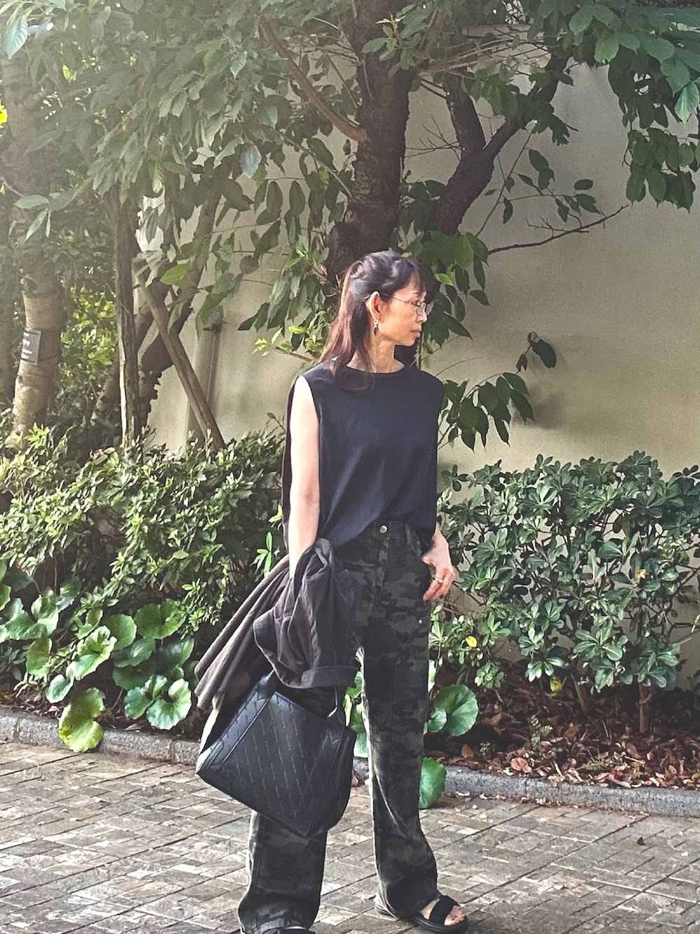 ブラック系のトートバッグ、グリーン系のカーゴパンツ、グリーン系のシャツ/ブラウスを着用したレディースの秋コーディネートの2枚目の写真