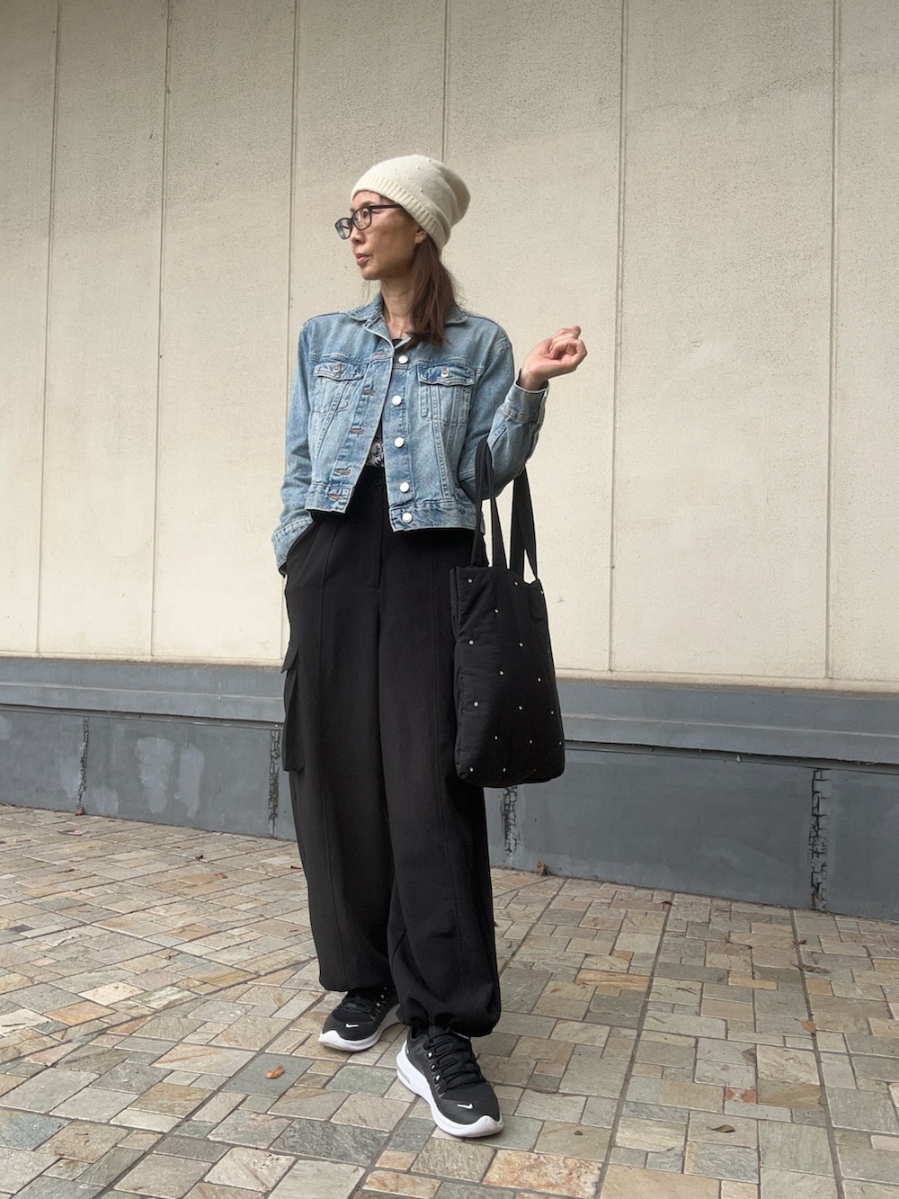 ブラック系のその他トップス、ブラック系のトートバッグ、ブラック系のカーゴパンツを着用したレディースの秋コーディネートの2枚目の写真