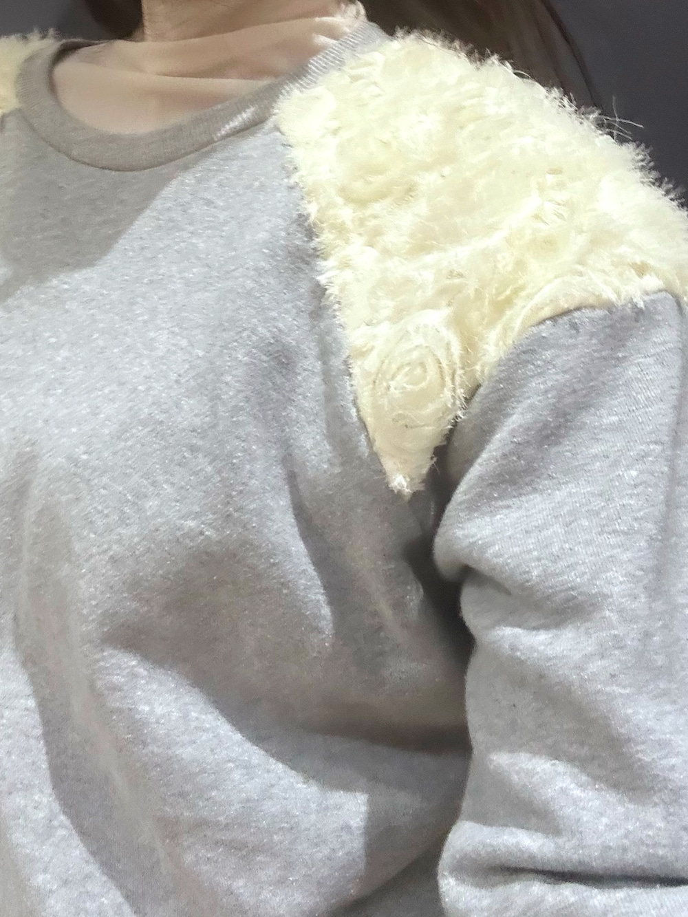 グレー系のスウェット、グレー系のハンドバッグを着用したレディースの春コーディネートの2枚目の写真