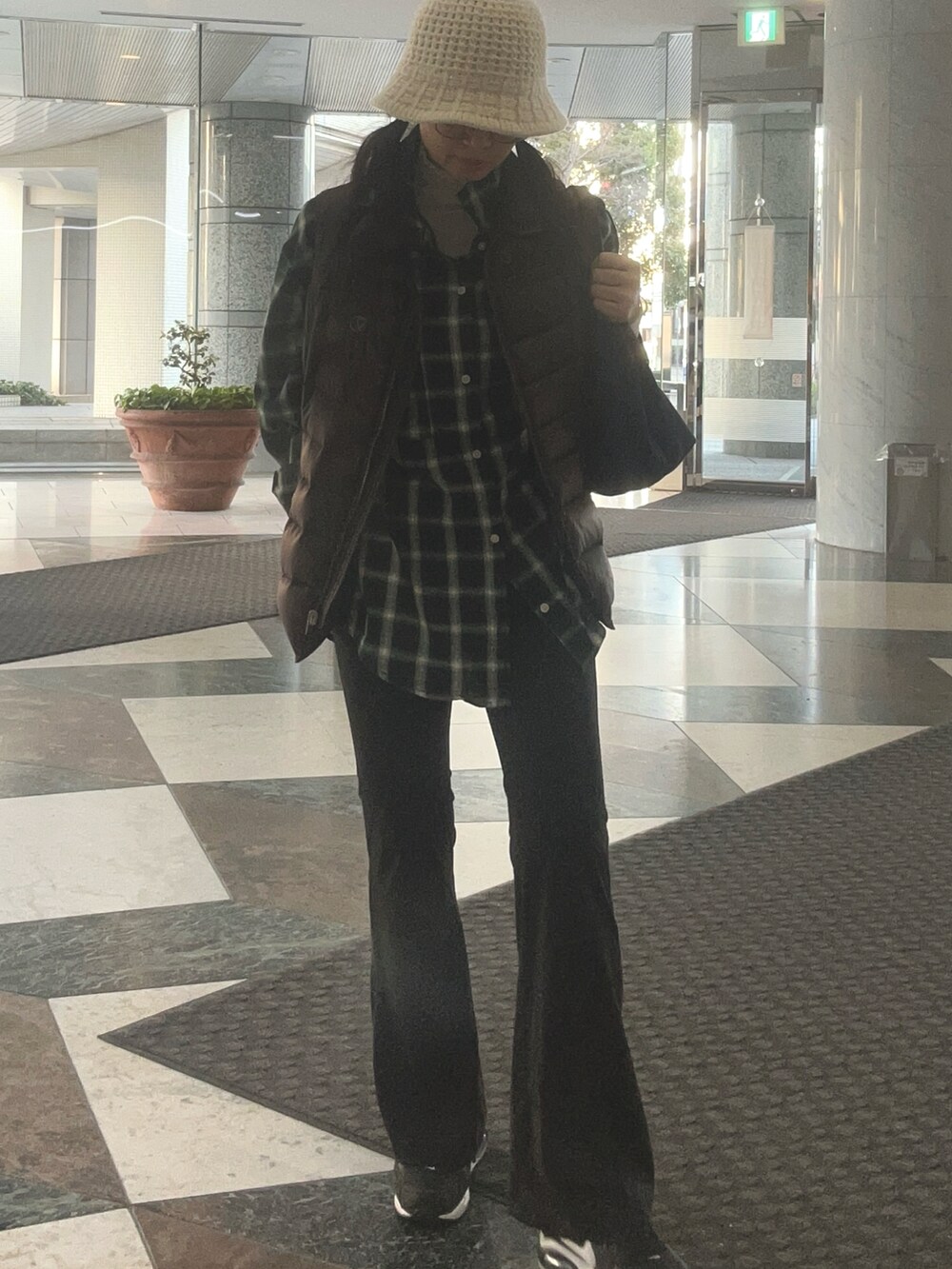 グリーン系のシャツ/ブラウスを着用したレディースの春コーディネートの3枚目の写真