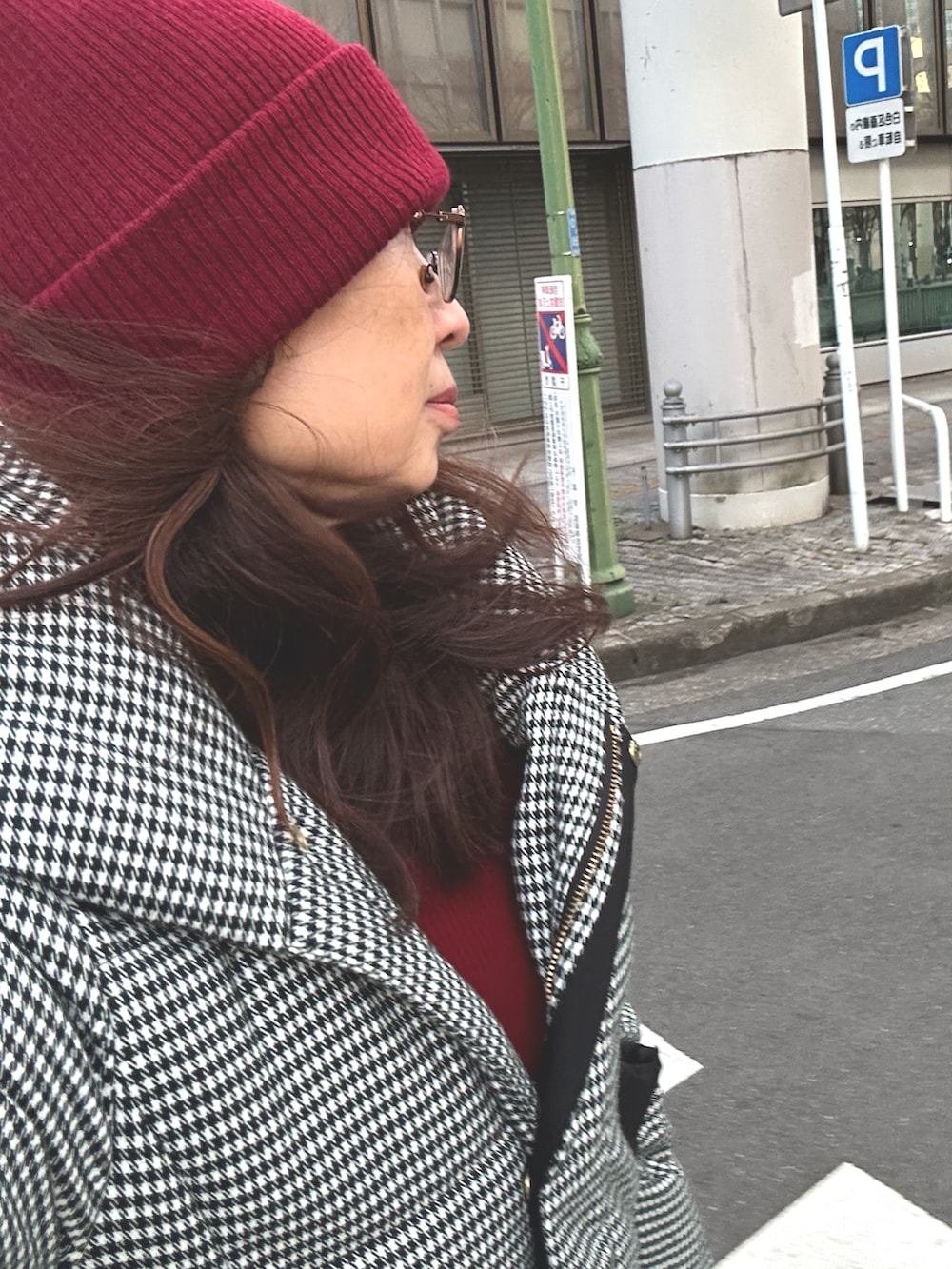 その他のダウンジャケット/コート、ブラック系のトートバッグ、パープル系のニットキャップ/ビーニーを着用したレディースの冬コーディネートの2枚目の写真