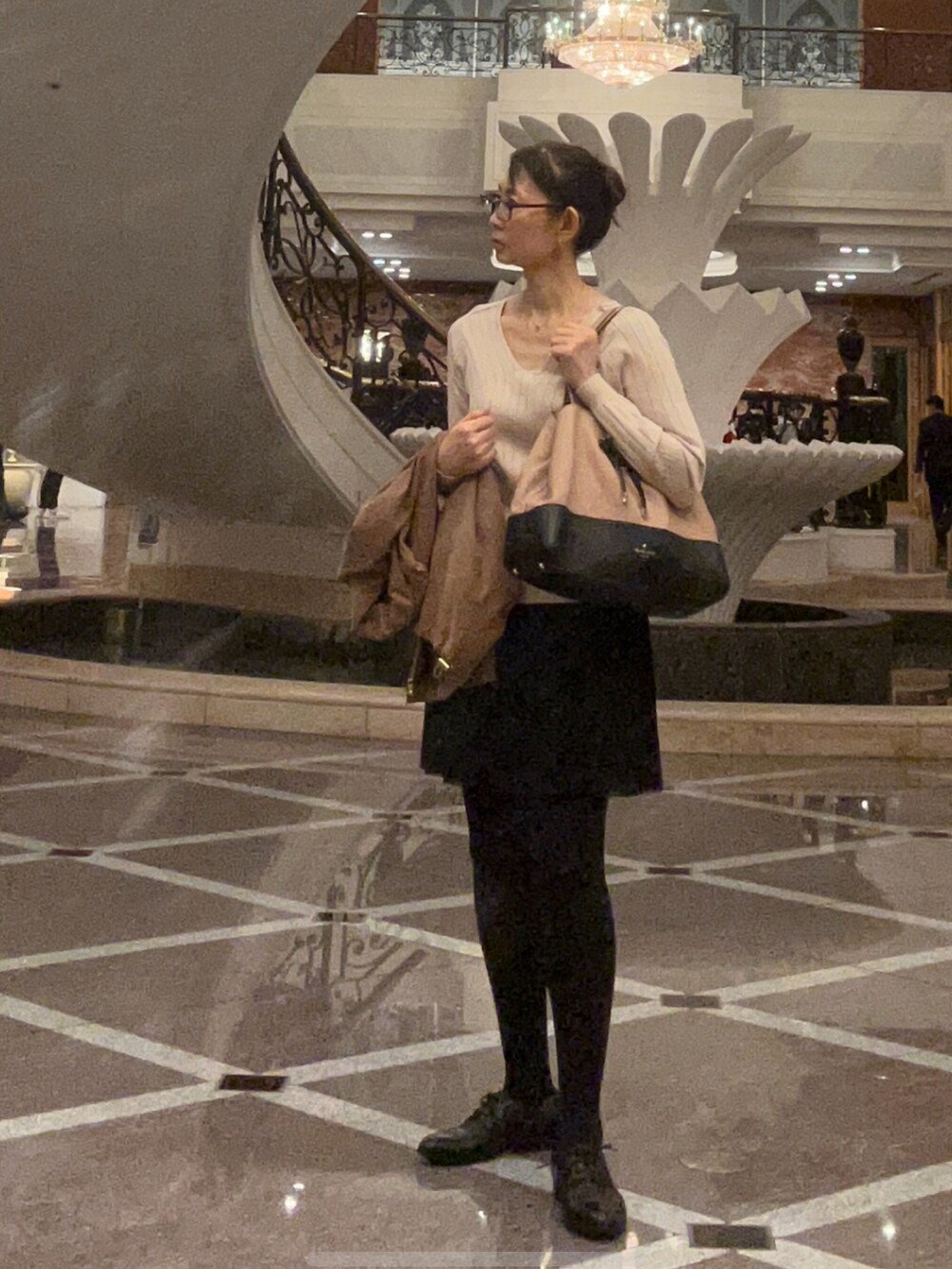 ブラウン系のジャケット/アウター、ベージュ系のバッグ、ベージュ系のニット/セーターを着用したレディースの秋コーディネートの2枚目の写真