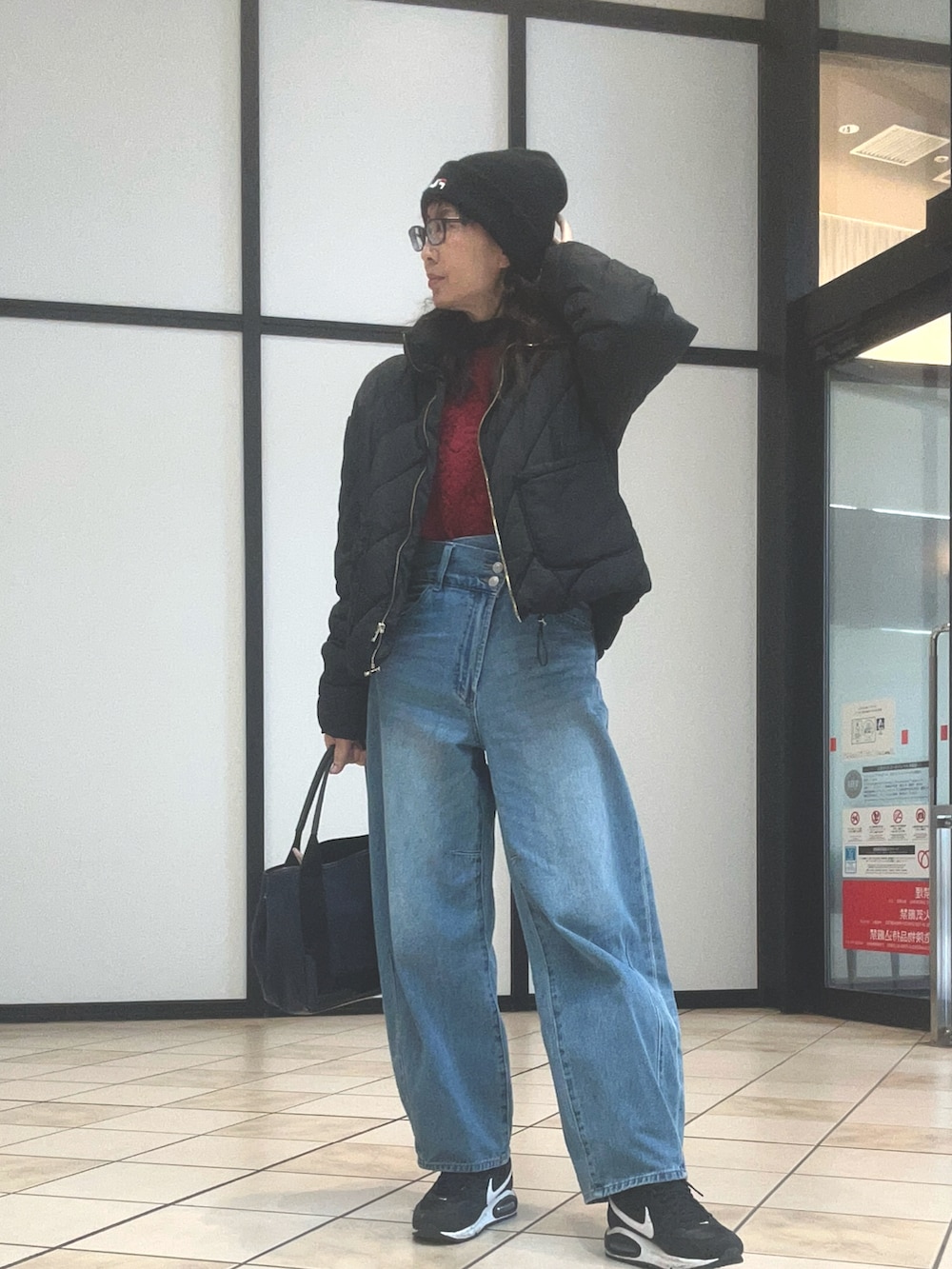 ブルー系のデニムパンツ、ブラック系のニットキャップ/ビーニーを着用したレディースの春コーディネートの2枚目の写真