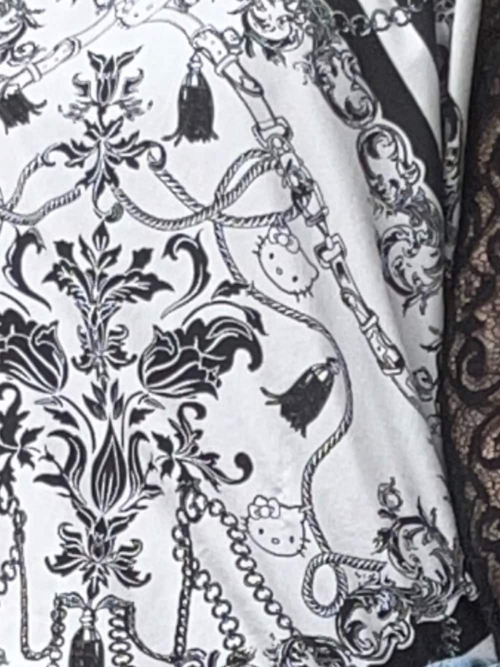 ブラック系のその他トップス、ブラック系のトートバッグ、ブラック系のカーゴパンツを着用したレディースの秋コーディネートの3枚目の写真