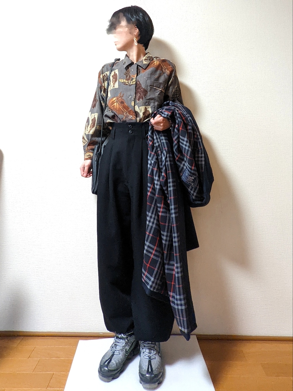 ブラック系のその他パンツ、ブルー系のステンカラーコート、グリーン系のシャツ/ブラウスを着用したレディースの春コーディネートの2枚目の写真