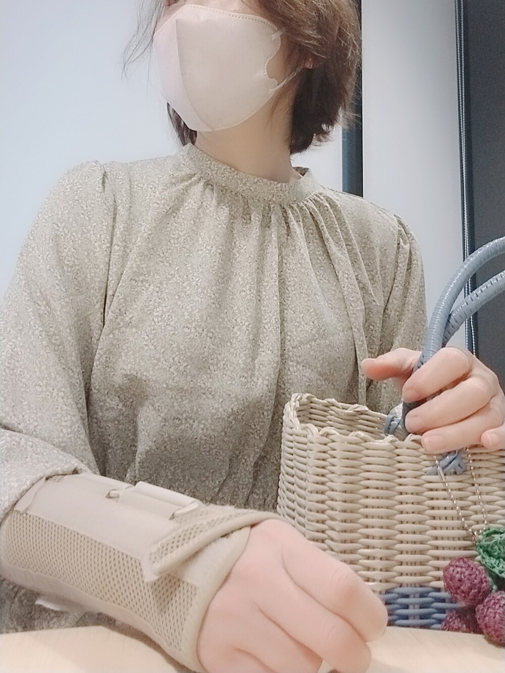 グリーン系のスニーカー、ベージュ系のワンピース、ブルー系のバッグを着用したレディースの春コーディネートの3枚目の写真