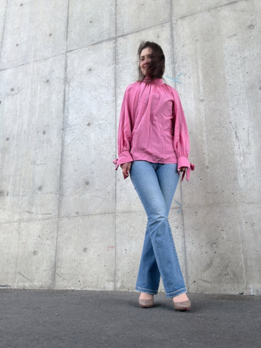 ブルー系のデニムパンツ、ピンク系のシャツ/ブラウスを着用したレディースの春コーディネートの2枚目の写真