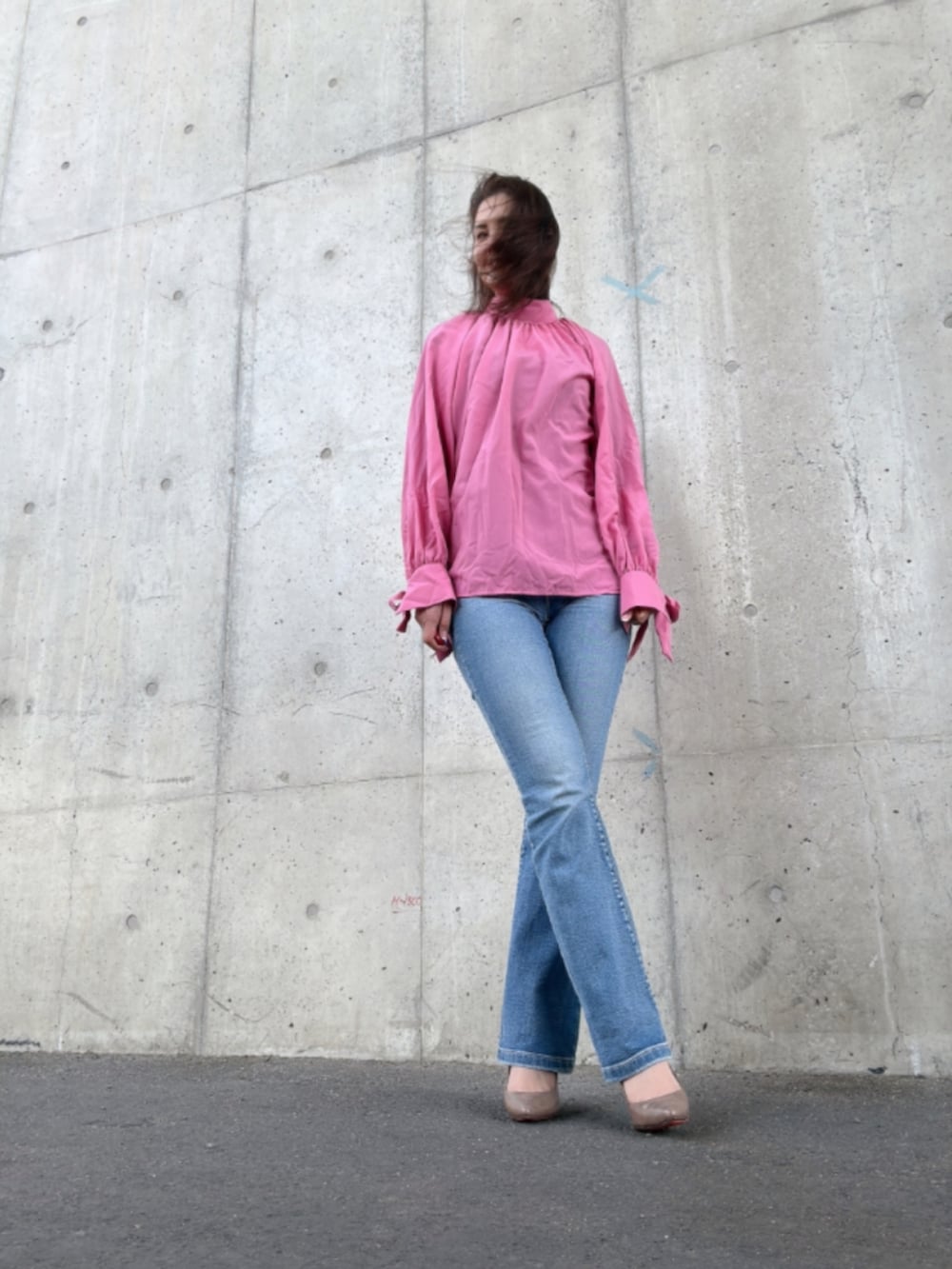 ブルー系のデニムパンツ、ピンク系のシャツ/ブラウスを着用したレディースの春コーディネートの5枚目の写真