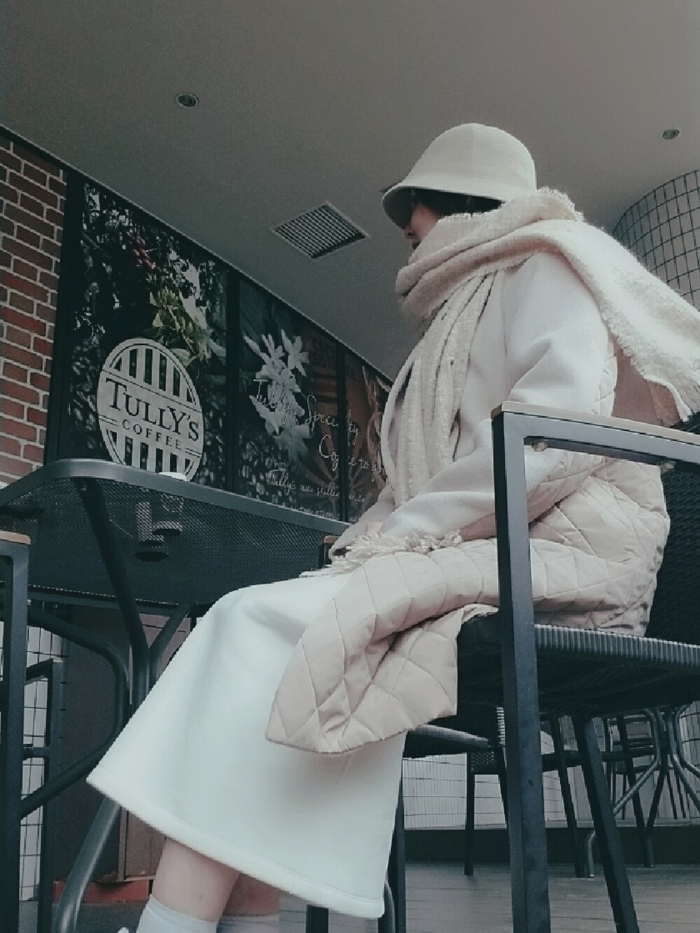 ホワイト系のスカート、ベージュ系のノーカラーコート、ベージュ系のストール/ショールを着用したレディースの春コーディネートの5枚目の写真