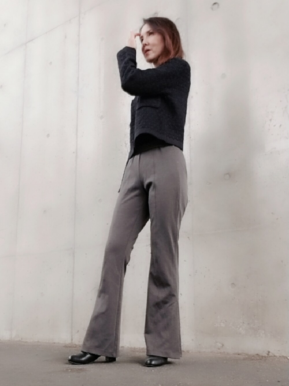 グレー系のその他パンツ、ブラック系のノーカラージャケットを着用したレディースの春コーディネートの5枚目の写真