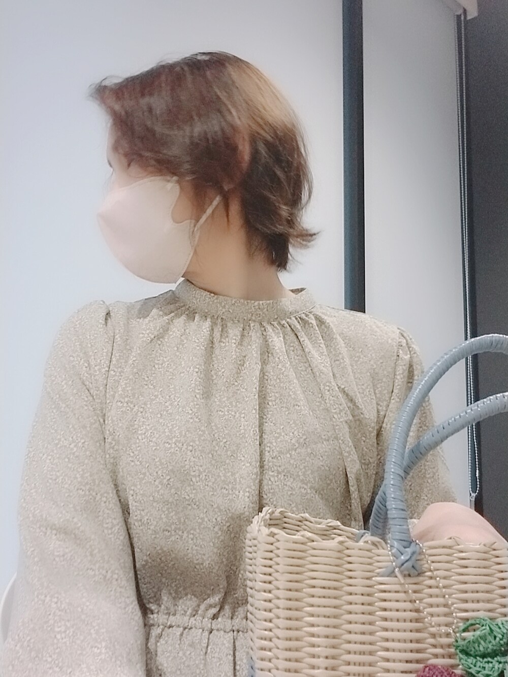 グリーン系のスニーカー、ベージュ系のワンピース、ブルー系のバッグを着用したレディースの春コーディネートの2枚目の写真