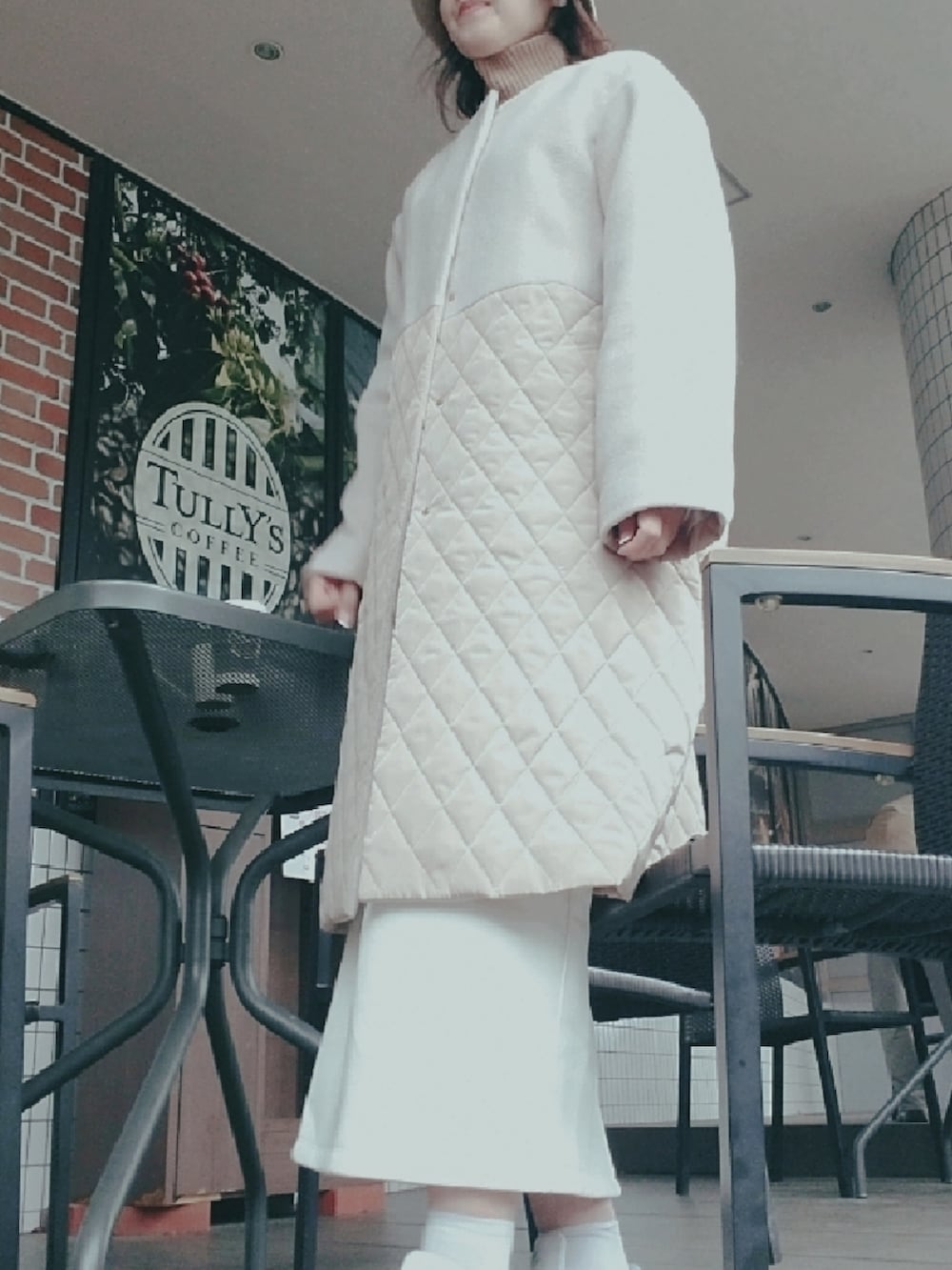 ホワイト系のスカート、ベージュ系のノーカラーコート、ベージュ系のストール/ショールを着用したレディースの春コーディネートの3枚目の写真