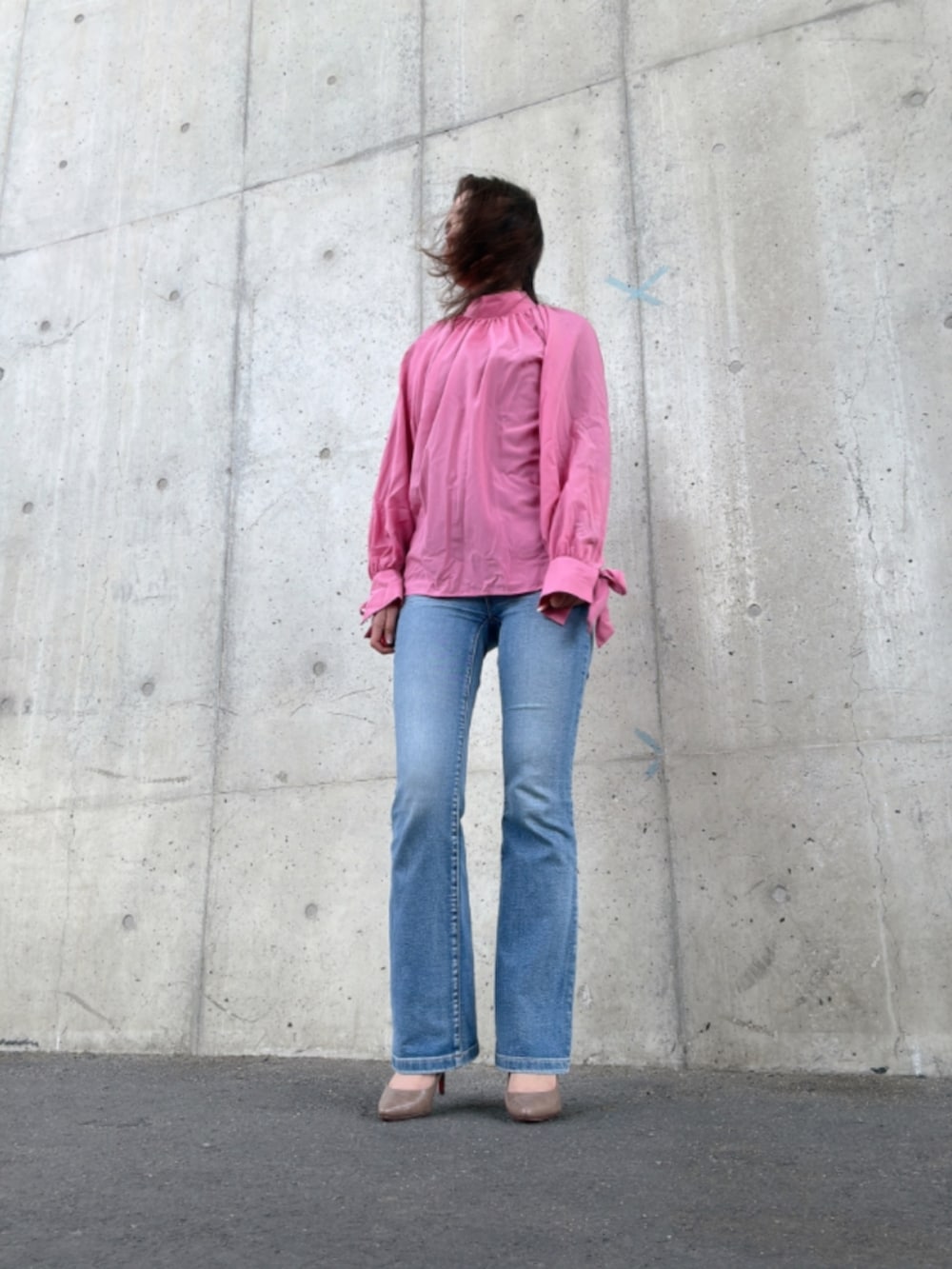 ブルー系のデニムパンツ、ピンク系のシャツ/ブラウスを着用したレディースの春コーディネートの4枚目の写真