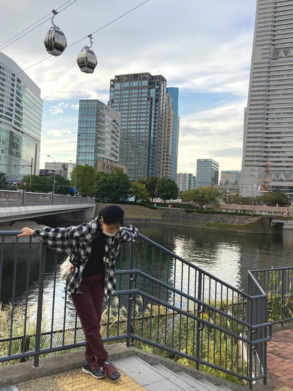 「みなとみらい、ウォーキング、女子会、Minatomirai」｜「e-zakkamania storesのアイテム（カーゴパンツ、レッド系）」を使った、MAKI  MINATO さん（レディース・168cm）の秋コーディネートの3枚目の写真