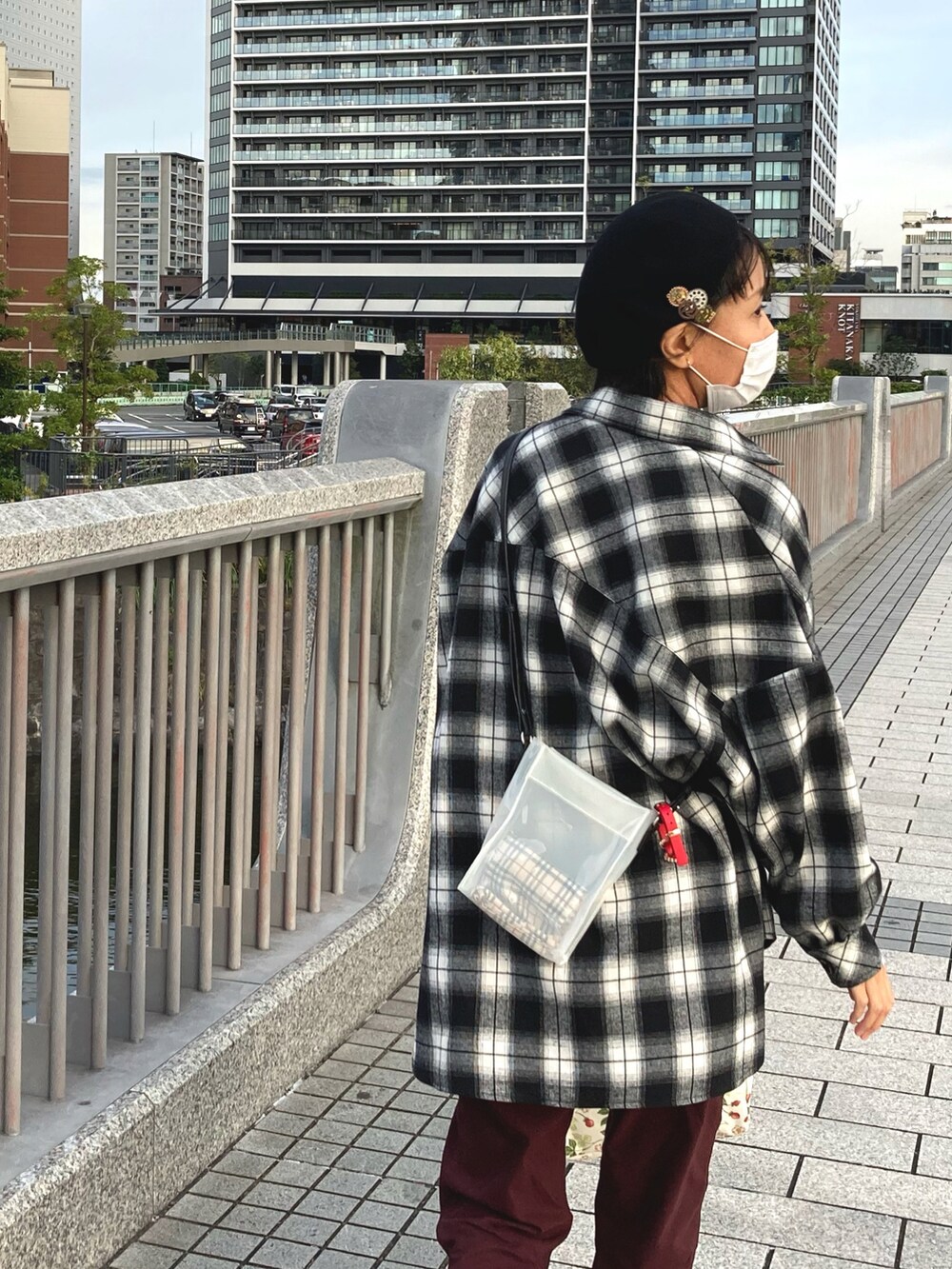 「みなとみらい、ウォーキング、女子会、Minatomirai」｜「e-zakkamania storesのアイテム（カーゴパンツ、レッド系）」を使った、MAKI  MINATO さん（レディース・168cm）の秋コーディネートの2枚目の写真