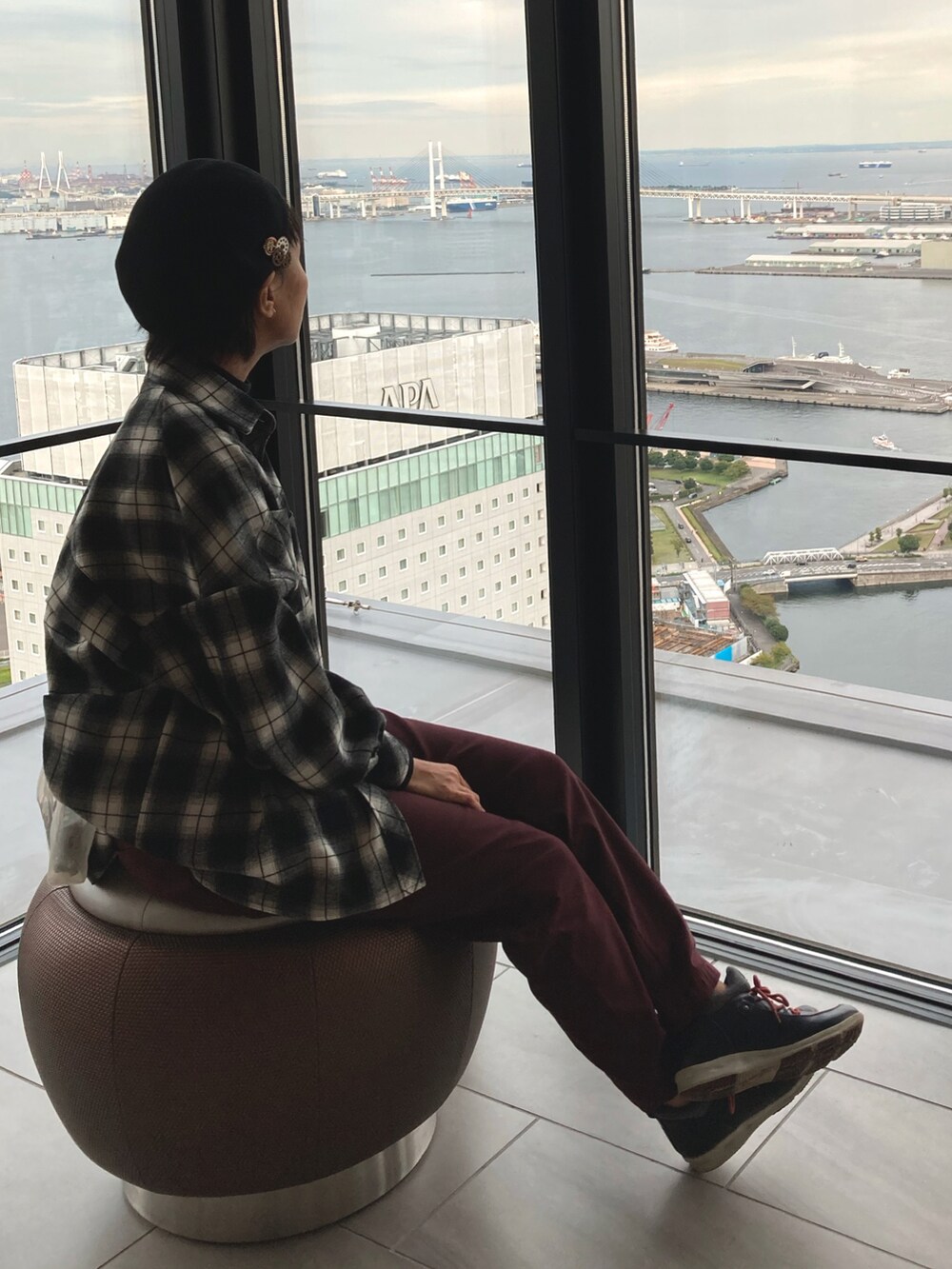 「みなとみらい、ウォーキング、女子会、Minatomirai」｜「e-zakkamania storesのアイテム（カーゴパンツ、レッド系）」を使った、MAKI  MINATO さん（レディース・168cm）の秋コーディネートの4枚目の写真