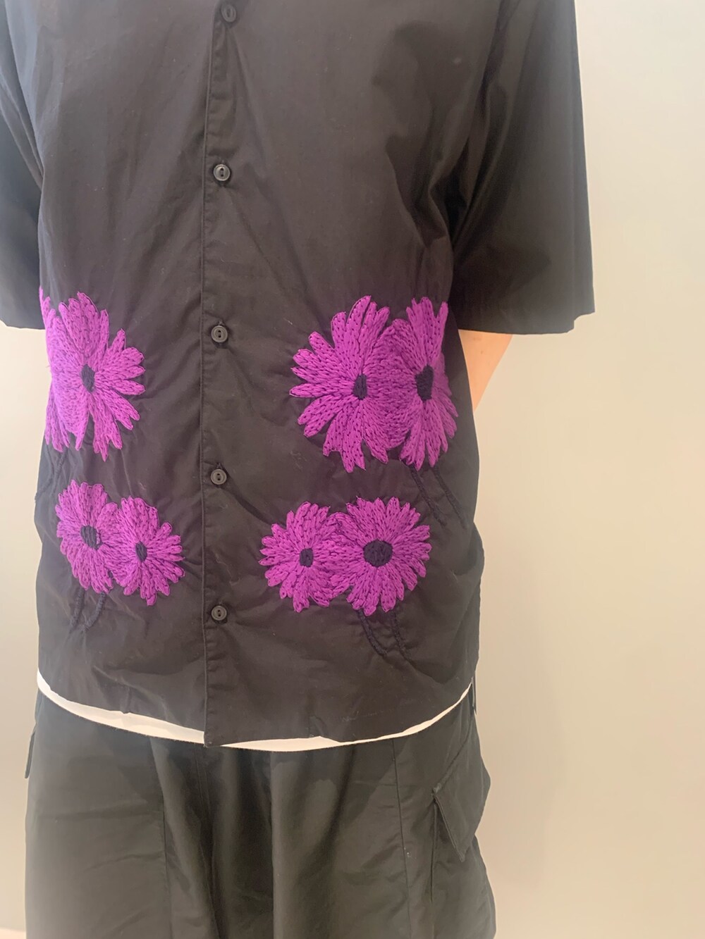 ブラック系のシャツ/ブラウスを着用したメンズの春コーディネートの2枚目の写真