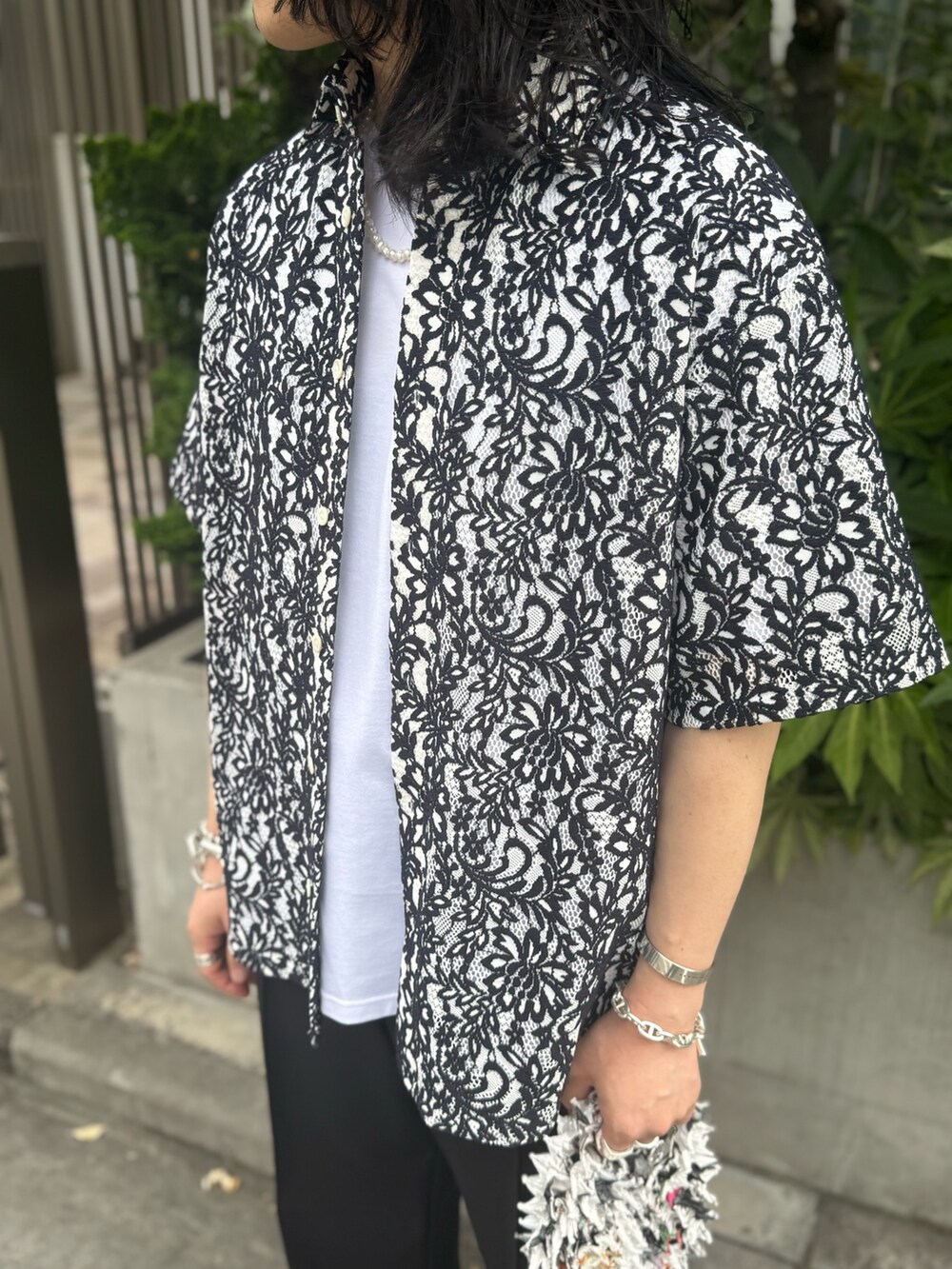 ホワイト系のシャツ/ブラウス、ホワイト系のTシャツ/カットソー、ブラック系のその他パンツを着用したメンズの夏コーディネートの2枚目の写真