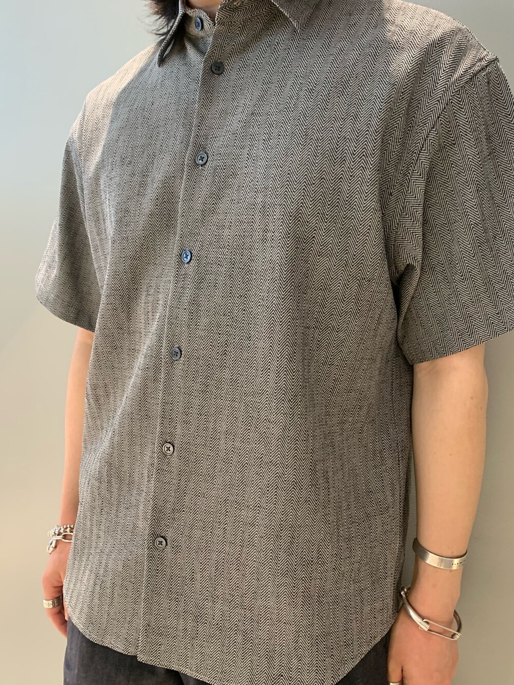 ブルー系のデニムパンツ、ブラック系のハットを着用したメンズの夏コーディネートの2枚目の写真