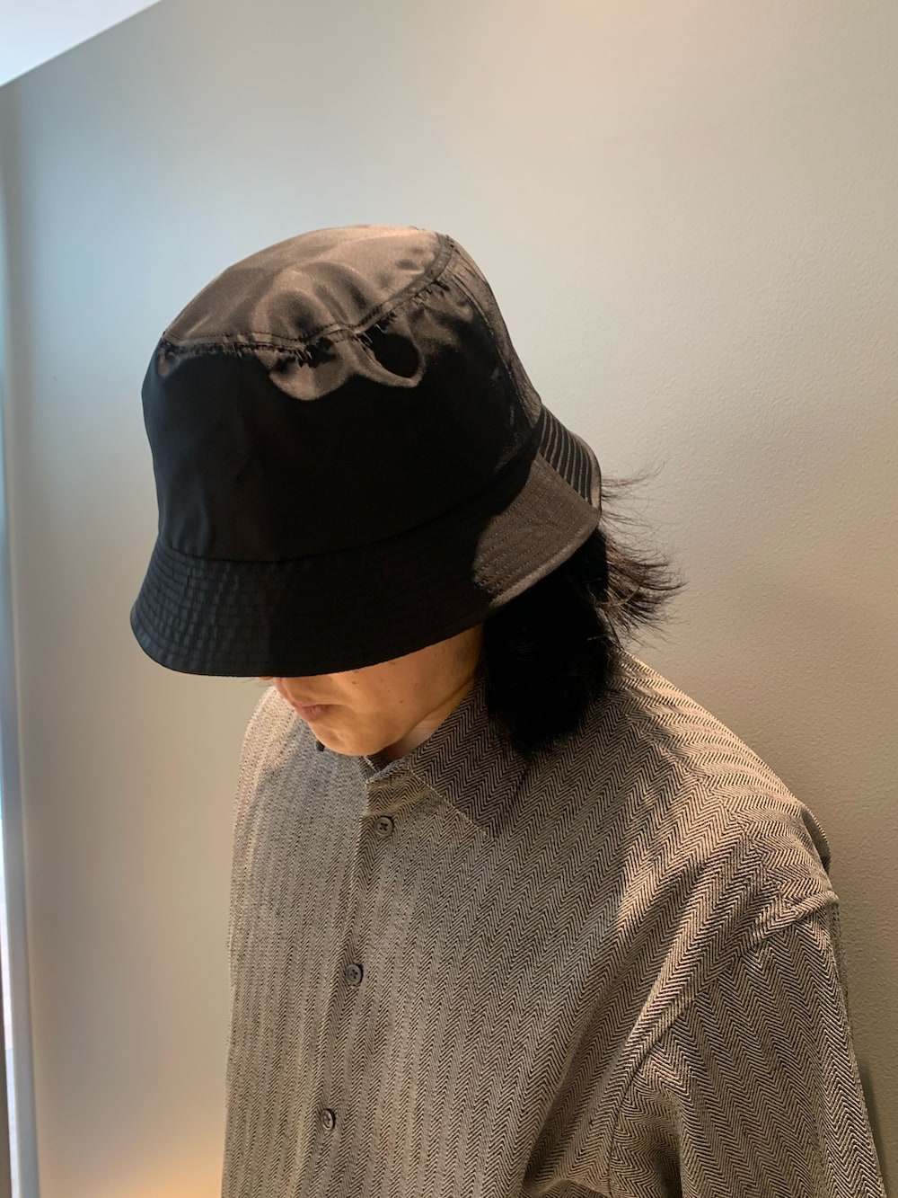 ブルー系のデニムパンツ、ブラック系のハットを着用したメンズの夏コーディネートの3枚目の写真