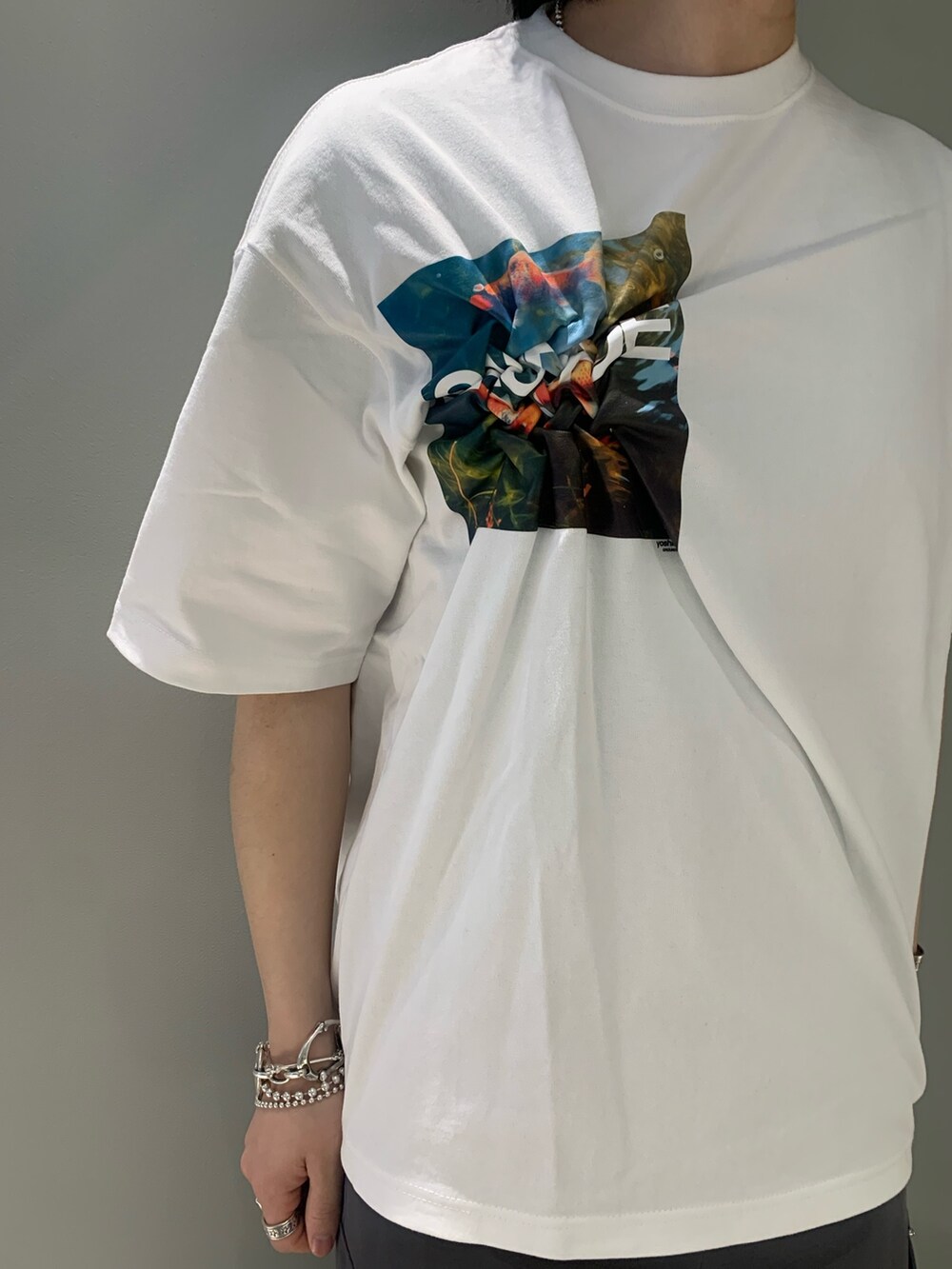 ブラック系のシャツ/ブラウス、グレー系のカーゴパンツを着用したメンズの春コーディネートの2枚目の写真