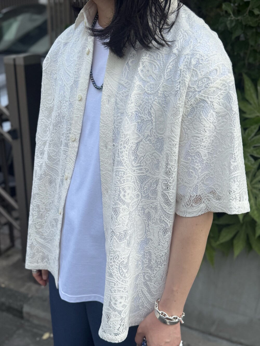 ホワイト系のシャツ/ブラウス、ブルー系のその他パンツ、ホワイト系のTシャツ/カットソーを着用したメンズの夏コーディネートの2枚目の写真