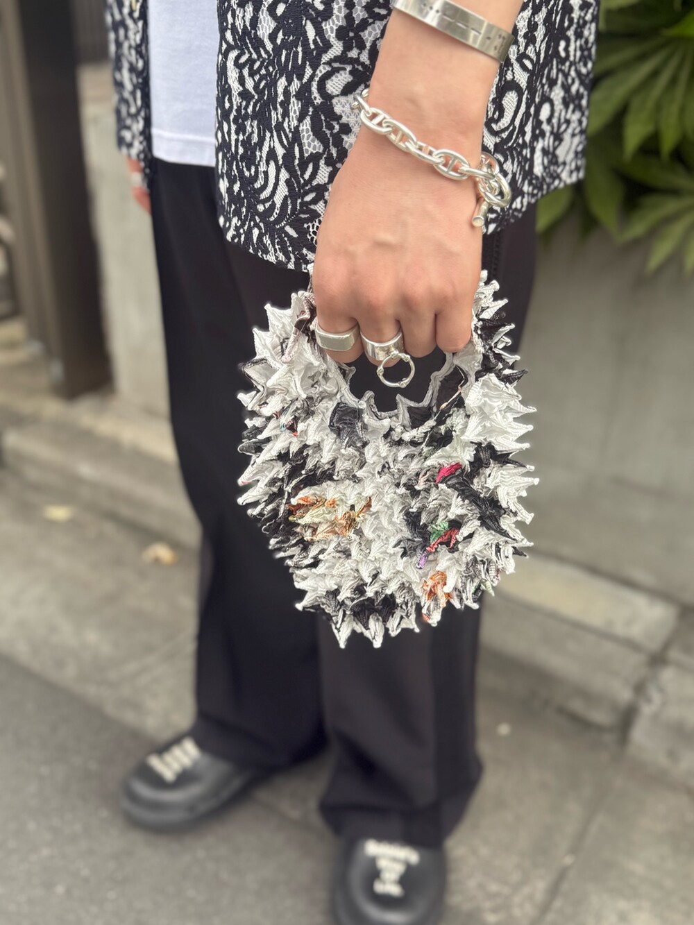 ホワイト系のシャツ/ブラウス、ホワイト系のTシャツ/カットソー、ブラック系のその他パンツを着用したメンズの夏コーディネートの3枚目の写真