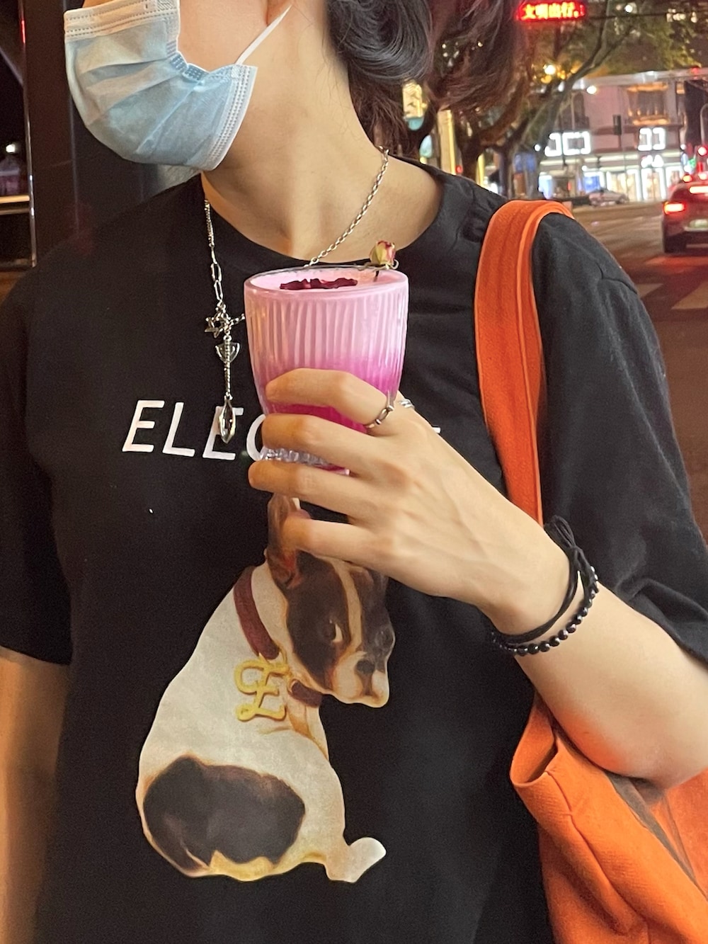 ブラック系のシューケア用品を着用したレディースの夏コーディネートの2枚目の写真