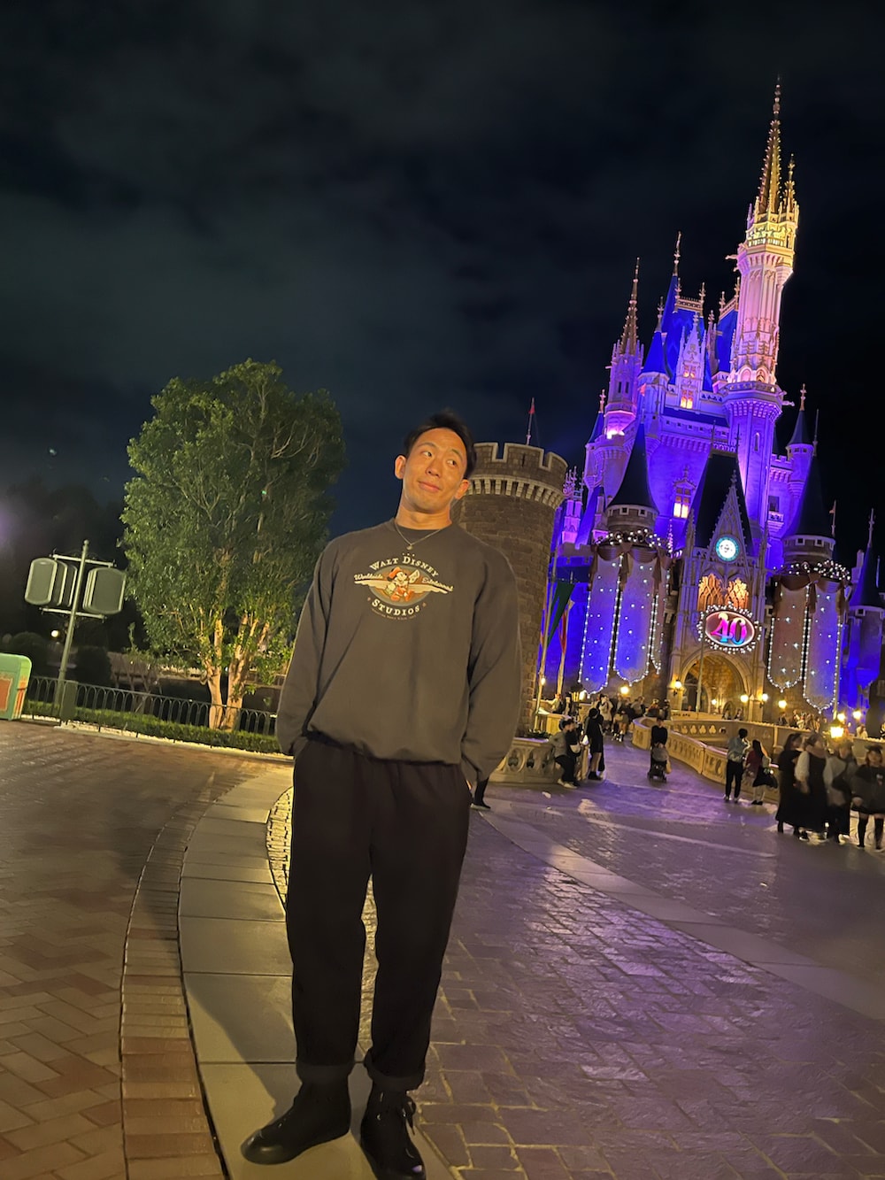 「ディズニーコーデ、ファッションを楽しもう、メンズファッション、シンプルスタイル、お洒落さんとつながりたい、秋コーデ、大人コーデ、シンプル、コーデュロイ、スウェット、ミッキー、スニーカーコーデ、ハイカットスニーカー、大学生、でにむ」｜「無印良品のコーデュロイイージーパンツ（その他パンツ、ブラック系）」を使った、小林司さん（メンズ・175cm）の秋コーディネートの2枚目の写真
