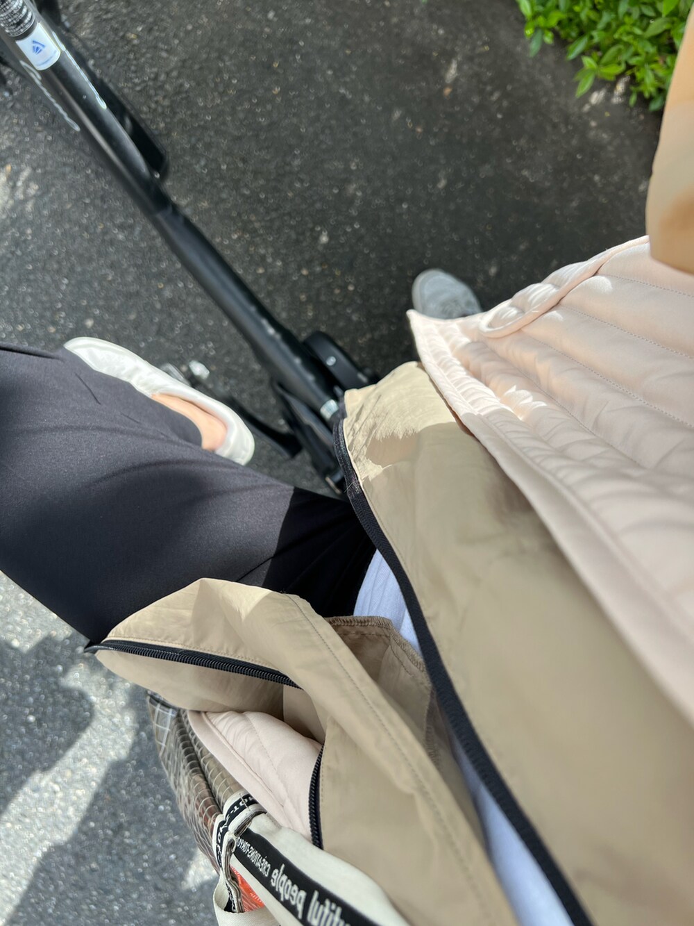 ベージュ系のマウンテンパーカー、ホワイト系のポンチョ、ホワイト系のTシャツ/カットソーを着用したレディースの秋コーディネートの2枚目の写真