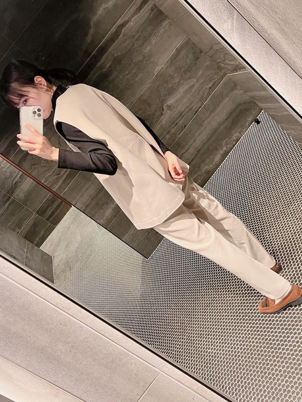 「オトナ女子、秋服、シンプルコーデ、セットアップ、オフィスカジュアル、オフィススタイル、オフィスコーデ、カジュアル、秋冬、タートルネック、ローファー、ニットコーデ、シンプルスタイル」｜「TOD’Sのアイテム（ローファー、ブラウン系）」を使った、ひろみ(おしゃれ写真撮れない・29歳)さん（レディース・158cm）の秋コーディネートの3枚目の写真